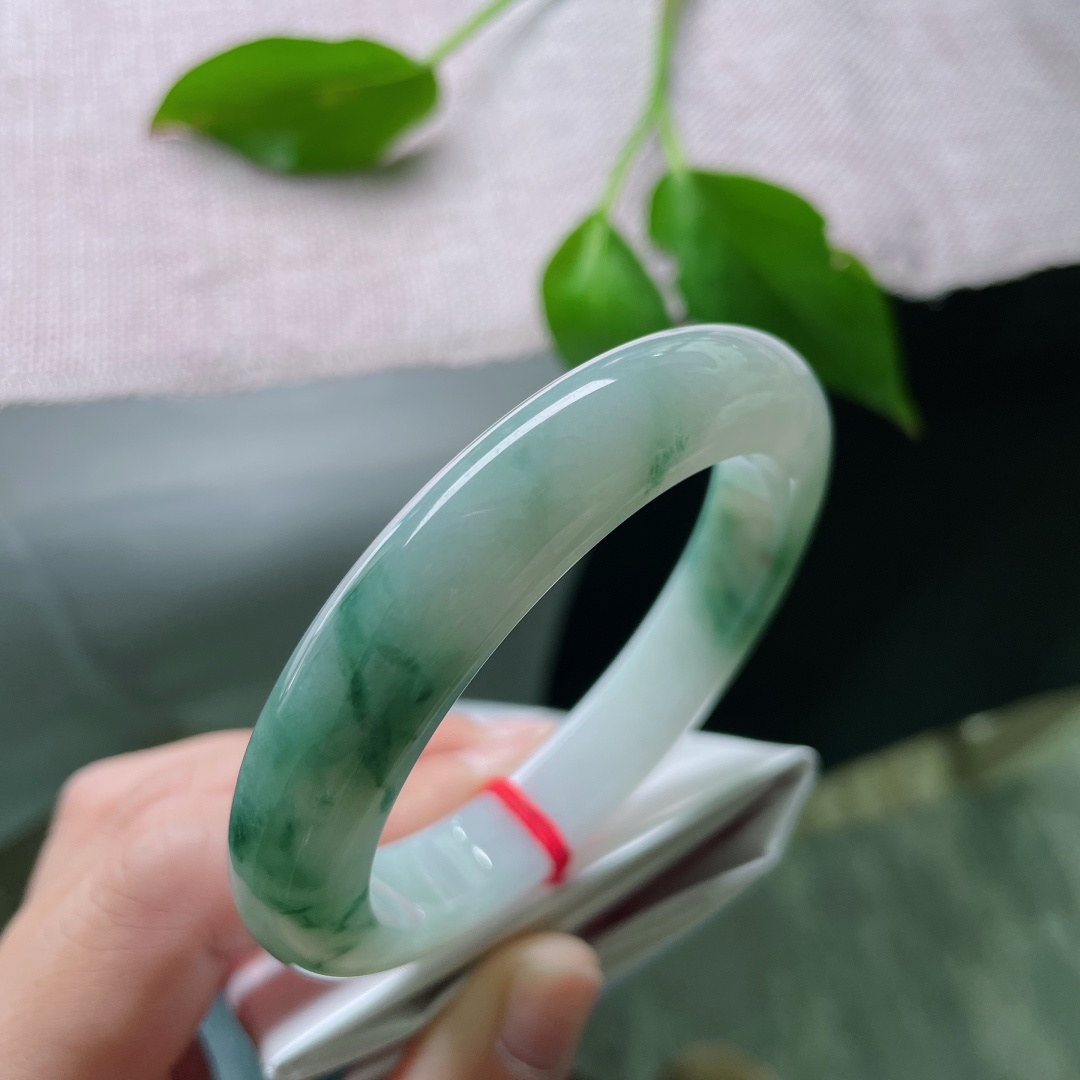 飘花正圈，种老水足，花色灵动，上手温柔显贵，通勤约会都撑场面。有纹，ss53639a