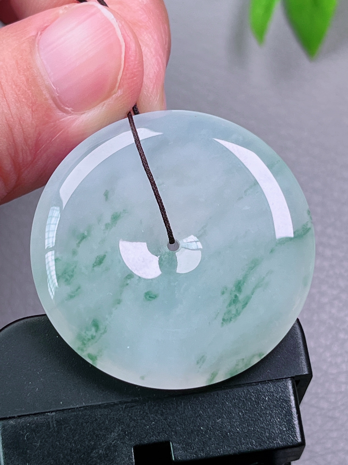 高冰种飘花平安扣，无裂，玉质油洁，冰透水润，起荧光，尺寸：36-6.2