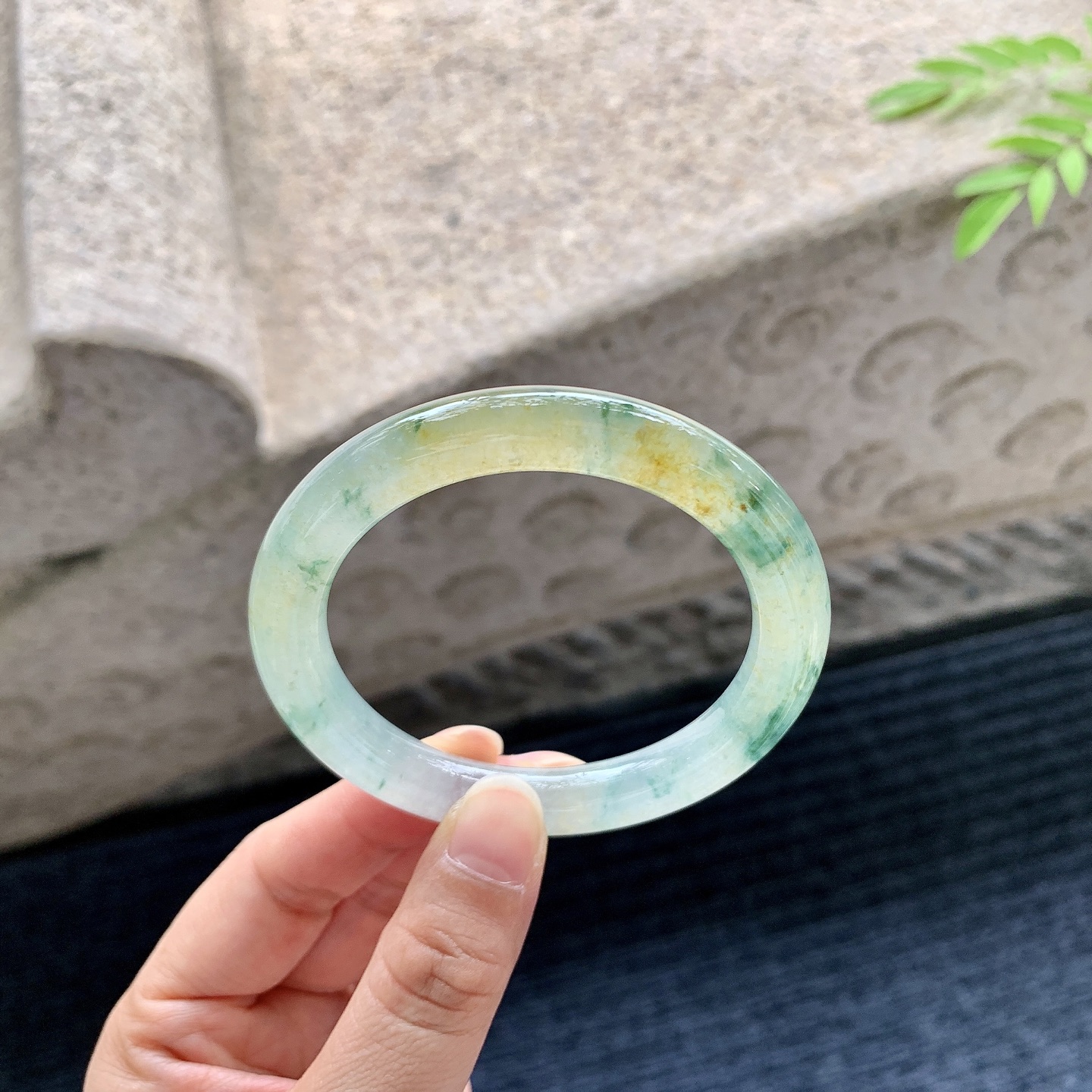圆条52 53【圈口】53.2/8.6/9.2【编码】X070341【描述】糯冰黄翡，飘花，水润，种老，细腻，打灯有絮线