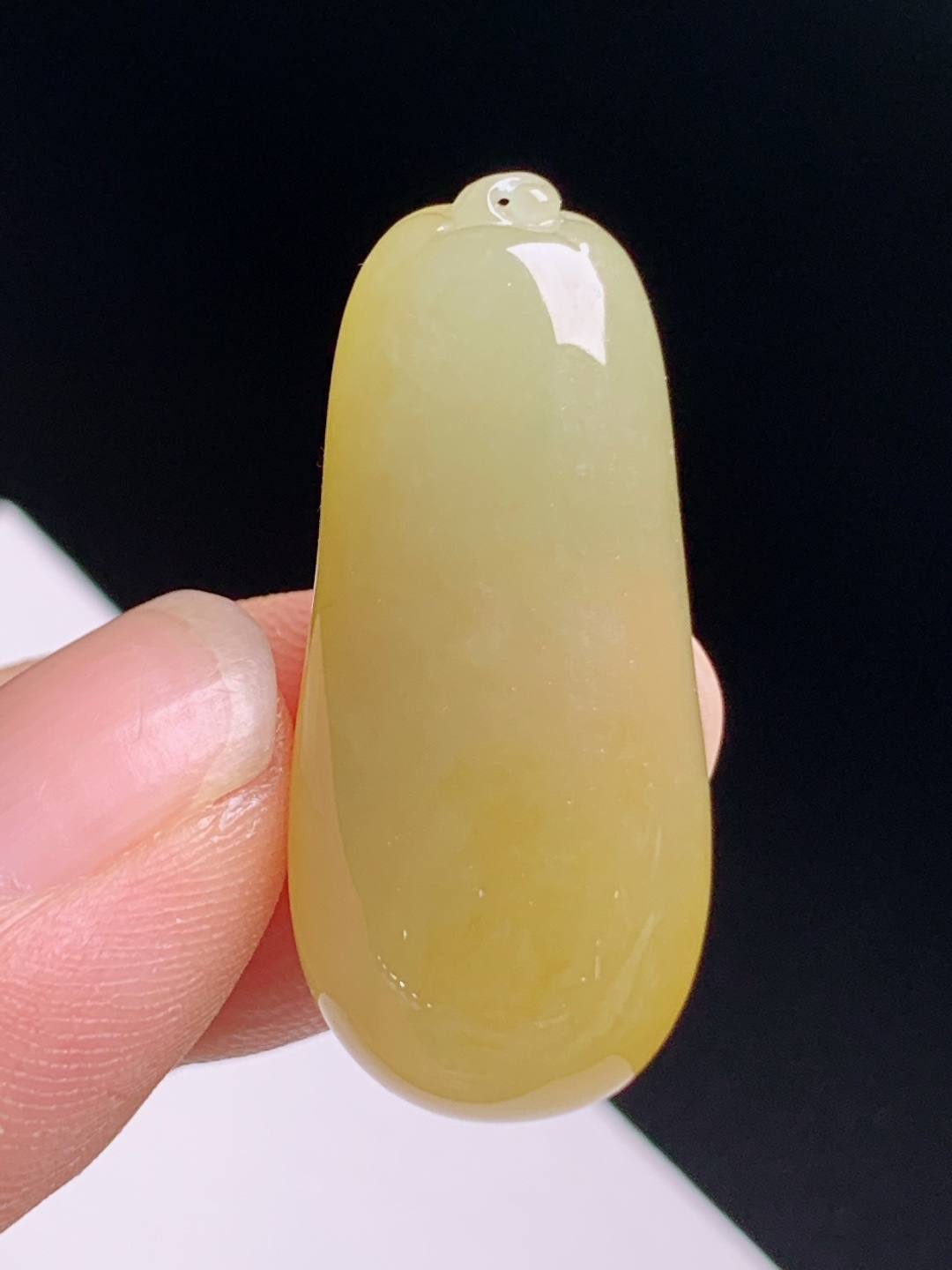 满色黄翡福瓜，色泽均匀油润细腻，福气绵延饱满圆润