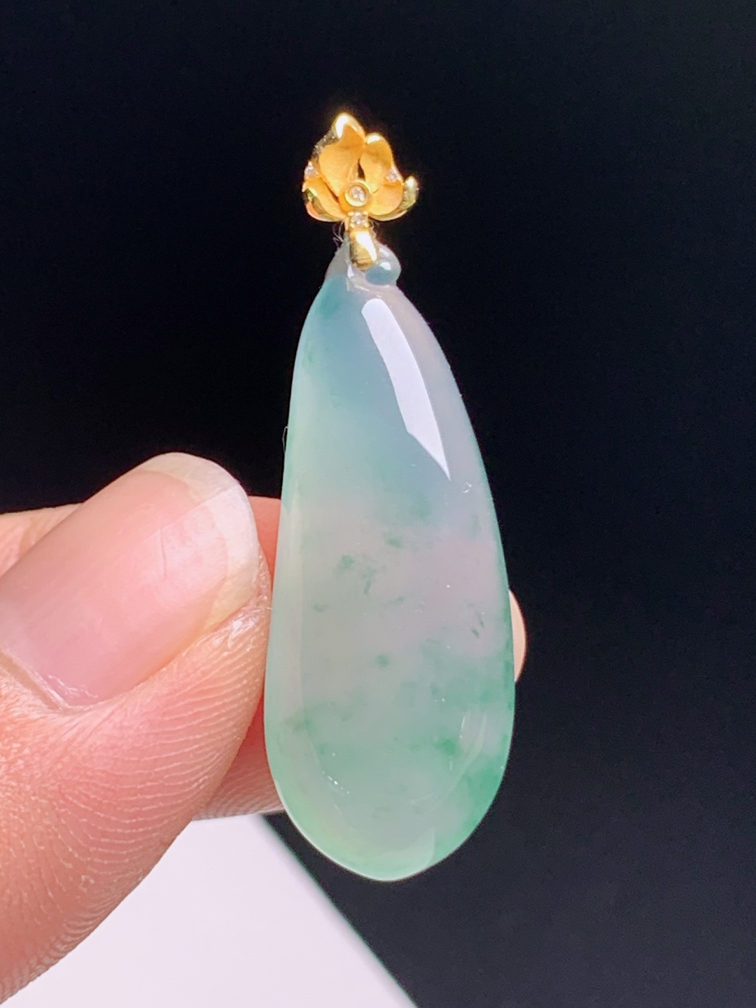 高冰飘花福瓜吊坠，胶润透亮飘花灵动，18K金扣头福气满满 裸石29.5-11.7-6 整体36.1 