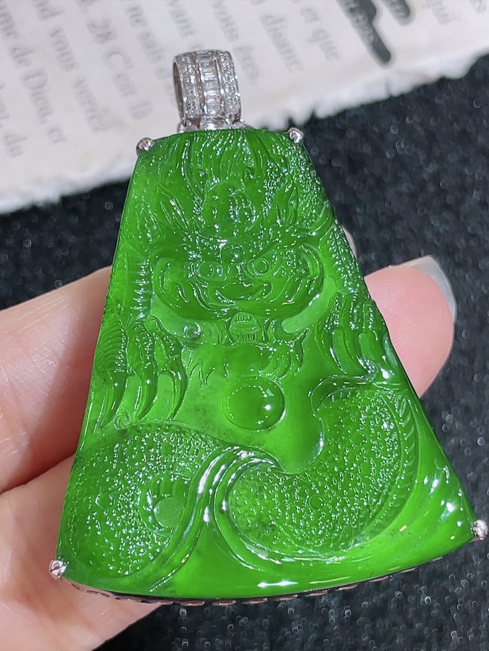 冰绿大龙牌吊坠 无裂, 18k金镶嵌 种水 重金镶嵌 厚装饱满 望子成龙 游龙护主 飞黄腾达 飞龙在天 高端大气 性比高 整体53.0-37.5-8.8裸石43.0-36.2