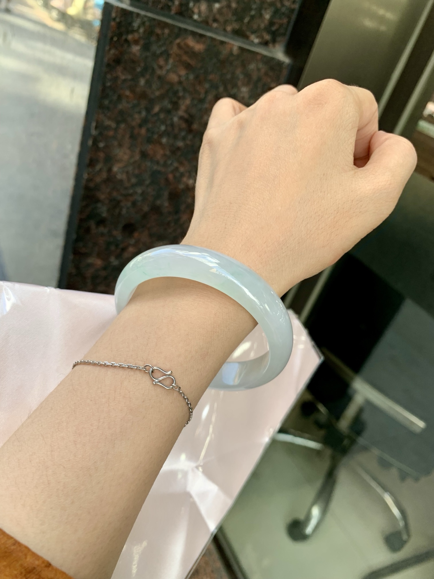 冰飘绿正圈 57.2-6.9-13.4 0702-SJ-129 打灯细纹，底妆冰润细腻，镯面几抹绿花点缀，春风十里不如腕间一抹绿，绿花如春日的嫩草，仙气缭绕，很有意境，古典优雅令人沉醉其中