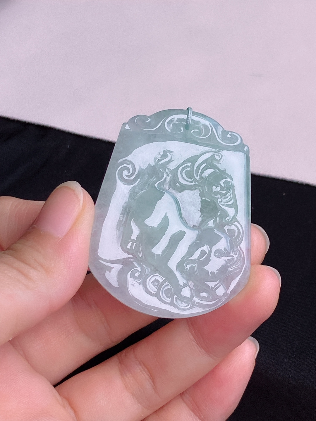 底色生肖猪牌，晶莹剔透，尺寸51/41/5.6/自然光实拍