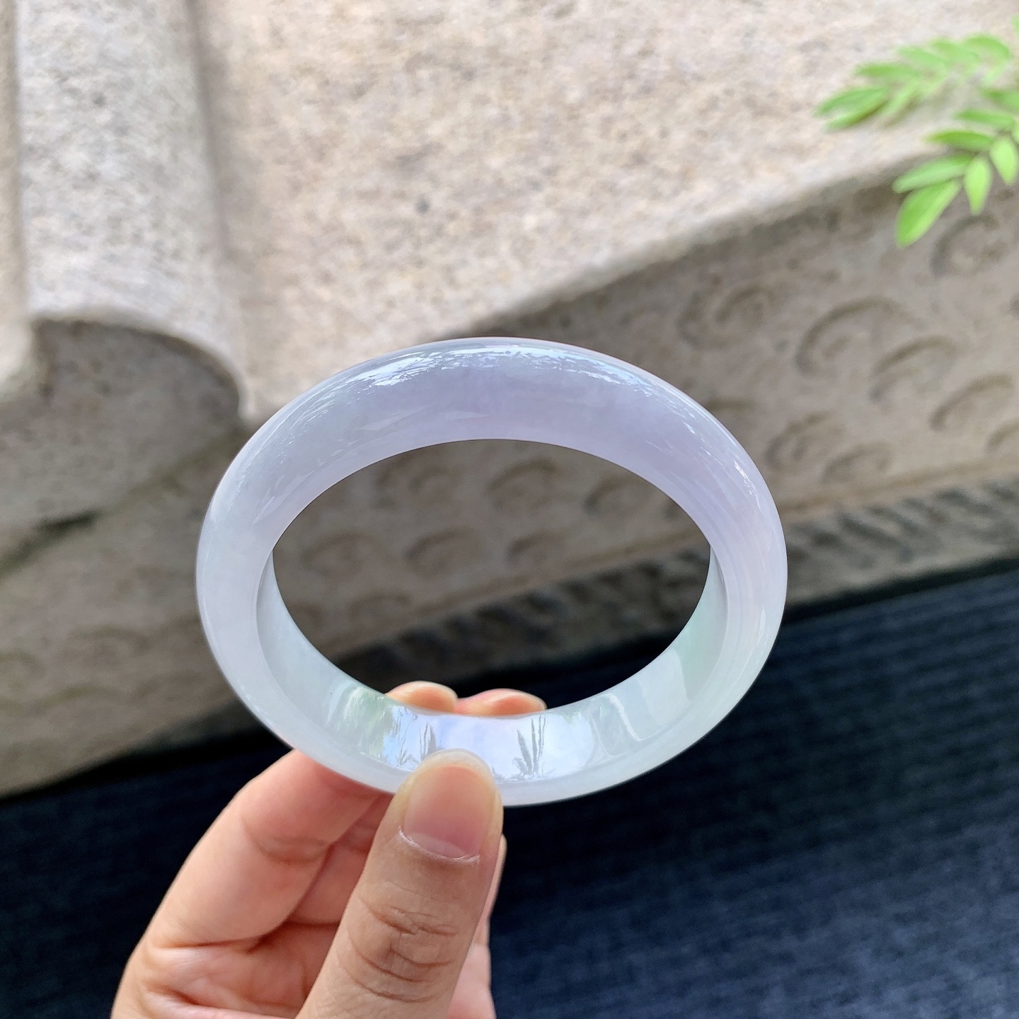 正圈55 56【圈口】56.8/13.3/8.2【编码】T1070302【描述】糯冰春彩，水润，种老，细腻，无裂