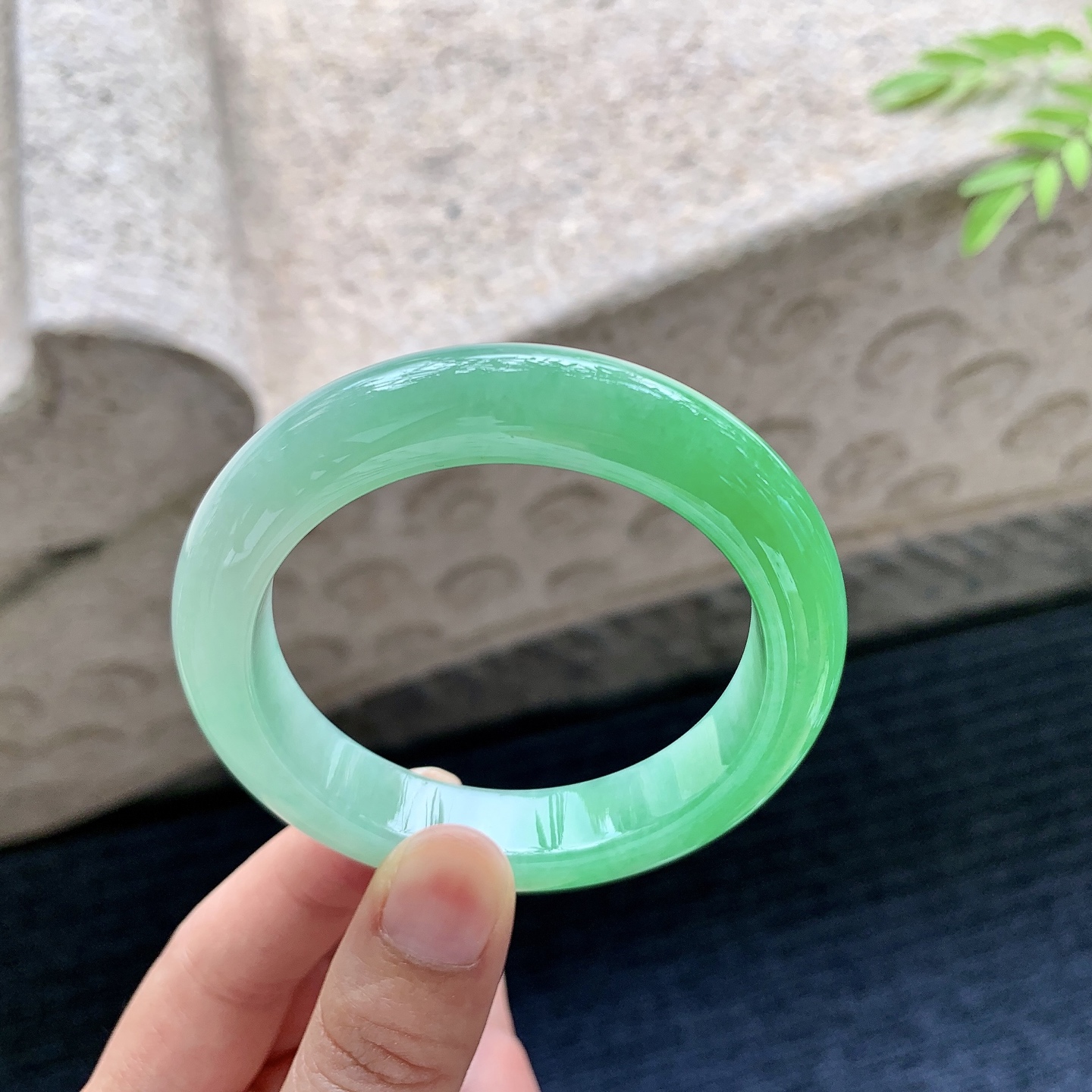 正圈 圈口52.5/11.4/9 编码G7070333 描述冰糯阳绿，水润，种老，细腻，打灯有棉线