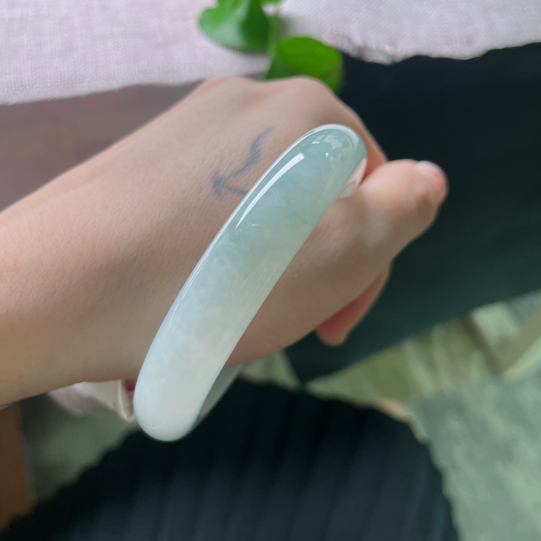 56.2/12.2/8.8，绿底正圈，无裂，种老水头足，玉质细腻匀润，胶感温润柔和，底色清透干净。ss52526a