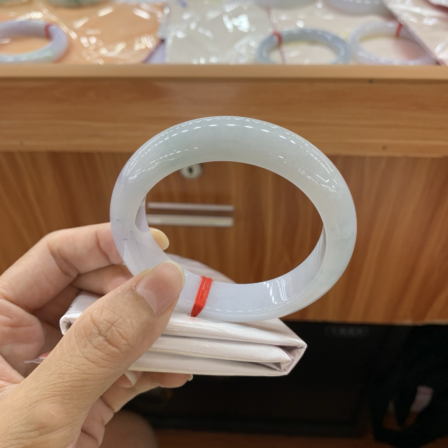 070112MMJ 飘花正圈翡翠手镯 56.8-14.6-8.9