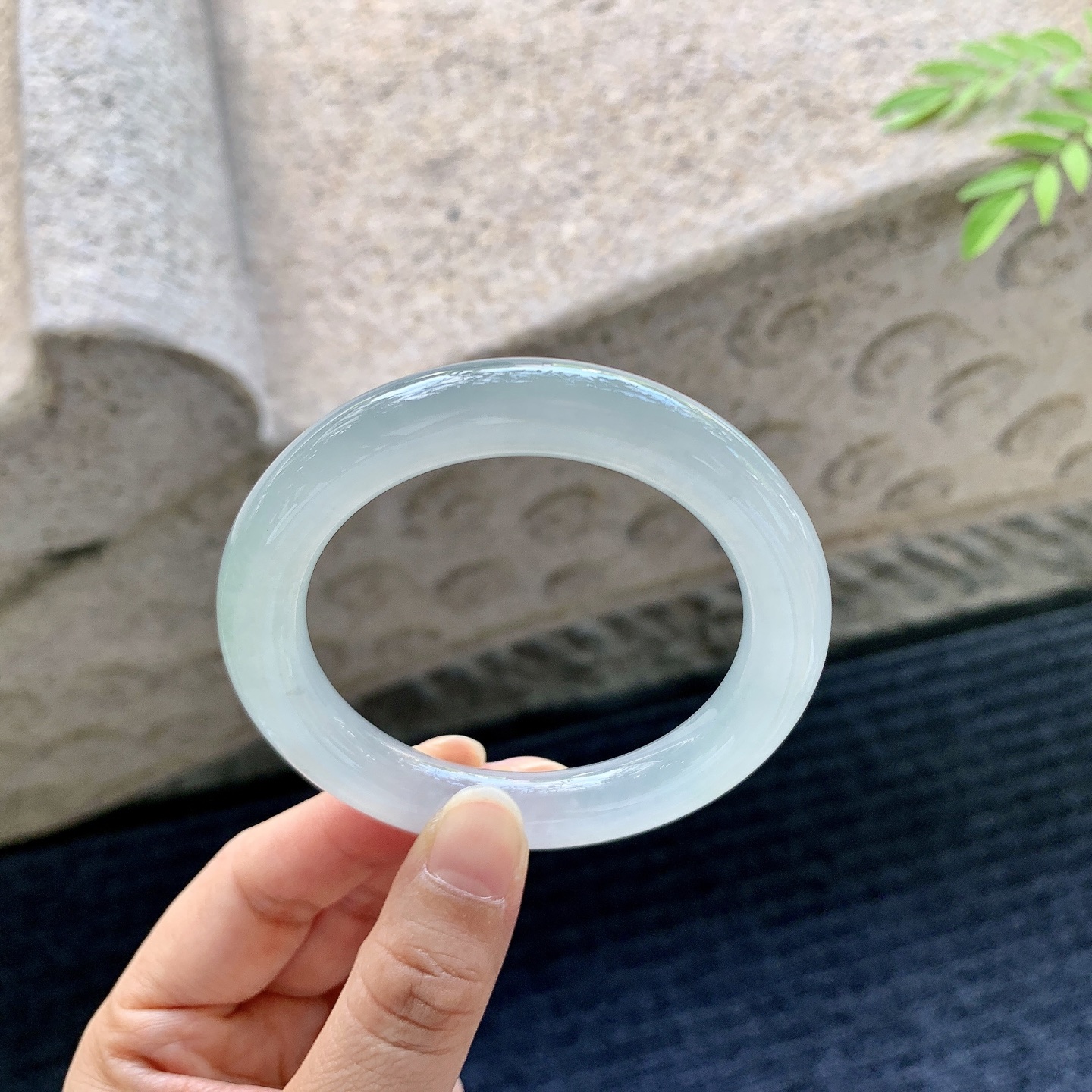 圆条52 53【圈口】53.8/10/10【编码】Q5070313【描述】糯冰底色，水润，种老，细腻，无裂