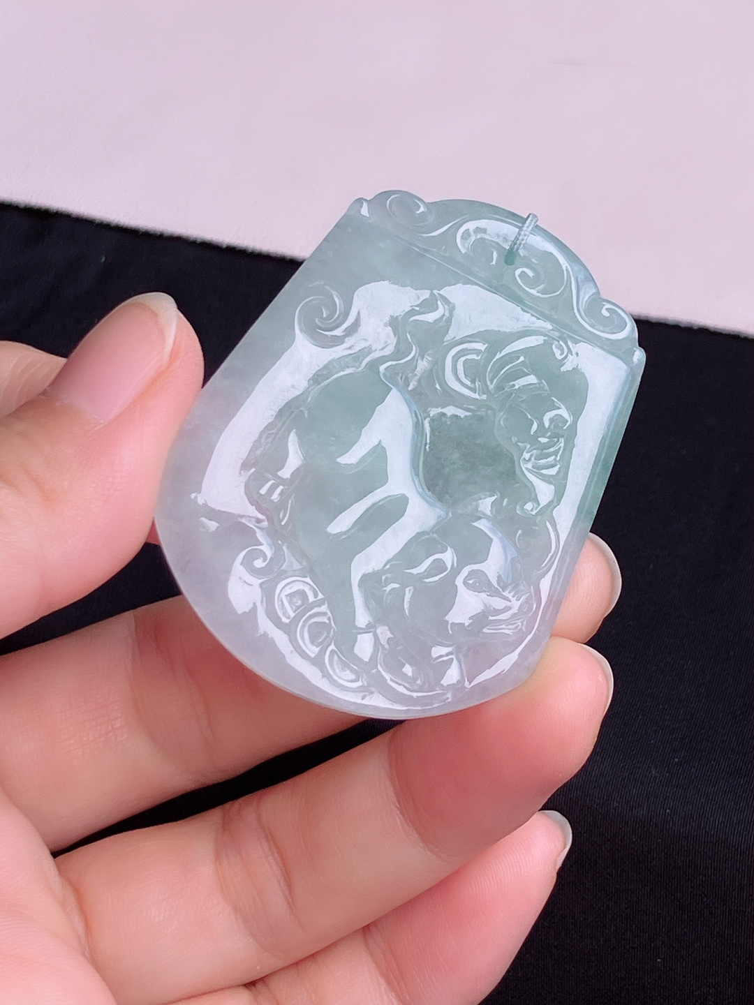 底色生肖猪牌，晶莹剔透，尺寸51/41/5.6/自然光实拍