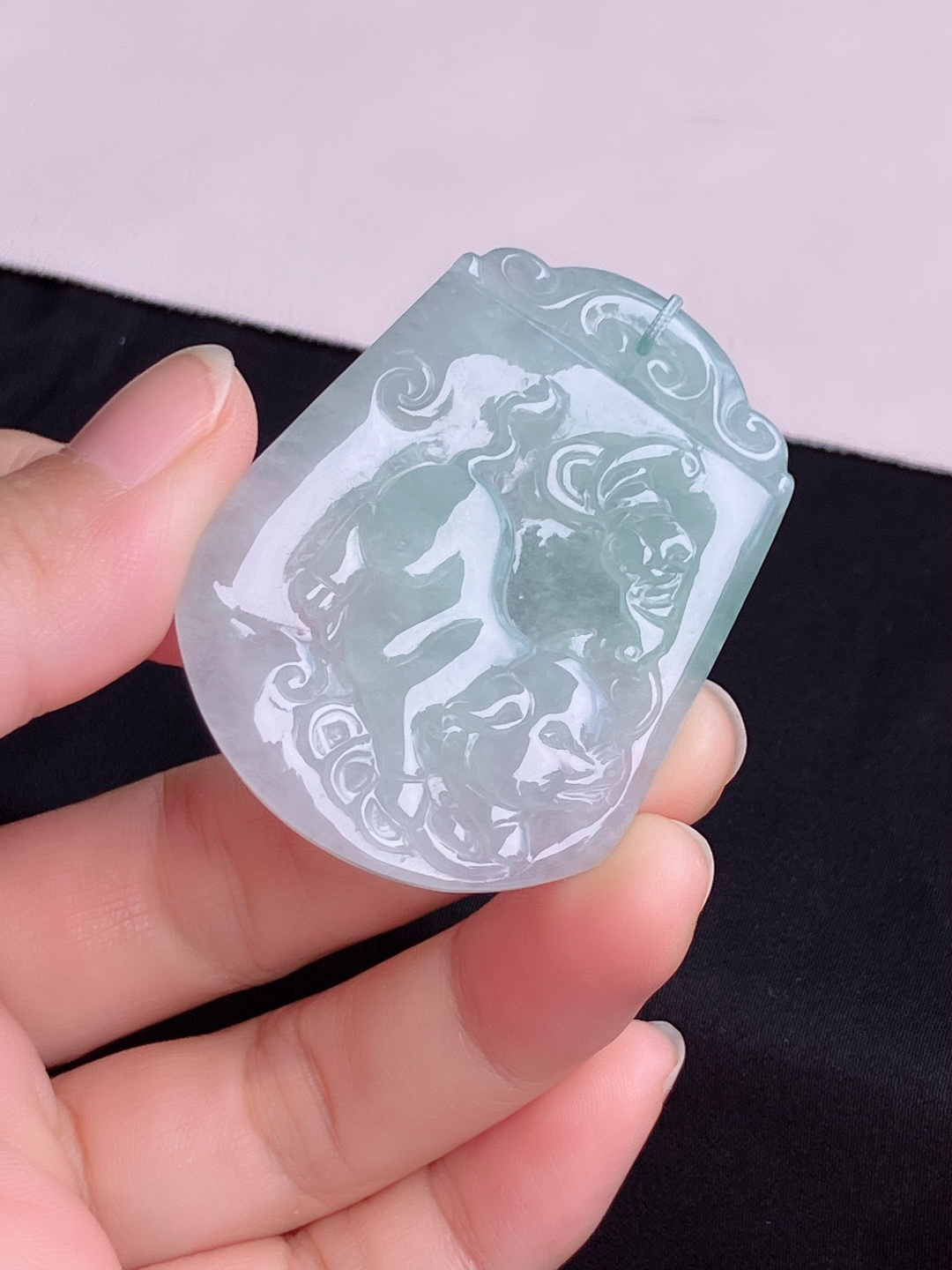底色生肖猪牌，晶莹剔透，尺寸51/41/5.6/自然光实拍