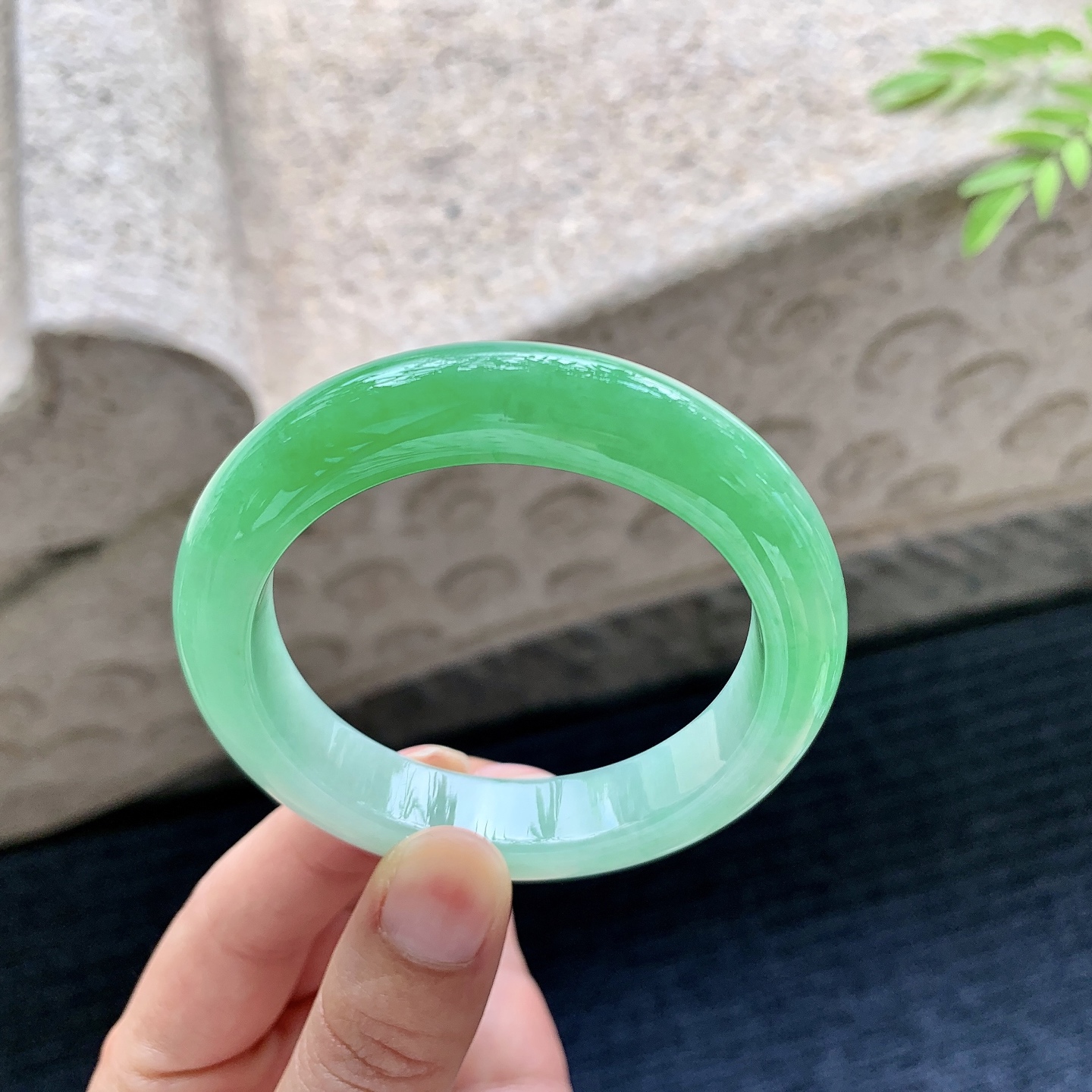 正圈 圈口52.5/11.4/9 编码G7070333 描述冰糯阳绿，水润，种老，细腻，打灯有棉线