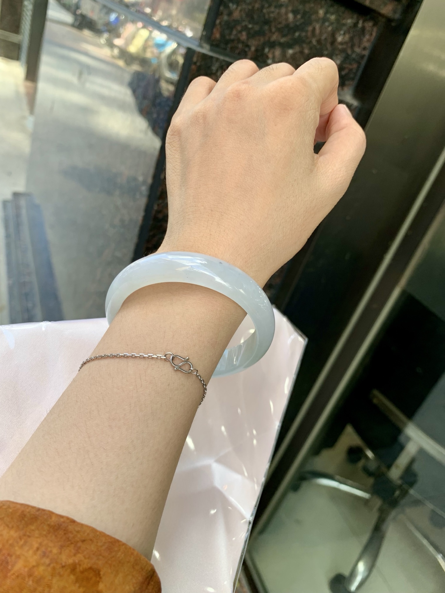 冰飘绿正圈 57.2-6.9-13.4 0702-SJ-129 打灯细纹，底妆冰润细腻，镯面几抹绿花点缀，春风十里不如腕间一抹绿，绿花如春日的嫩草，仙气缭绕，很有意境，古典优雅令人沉醉其中