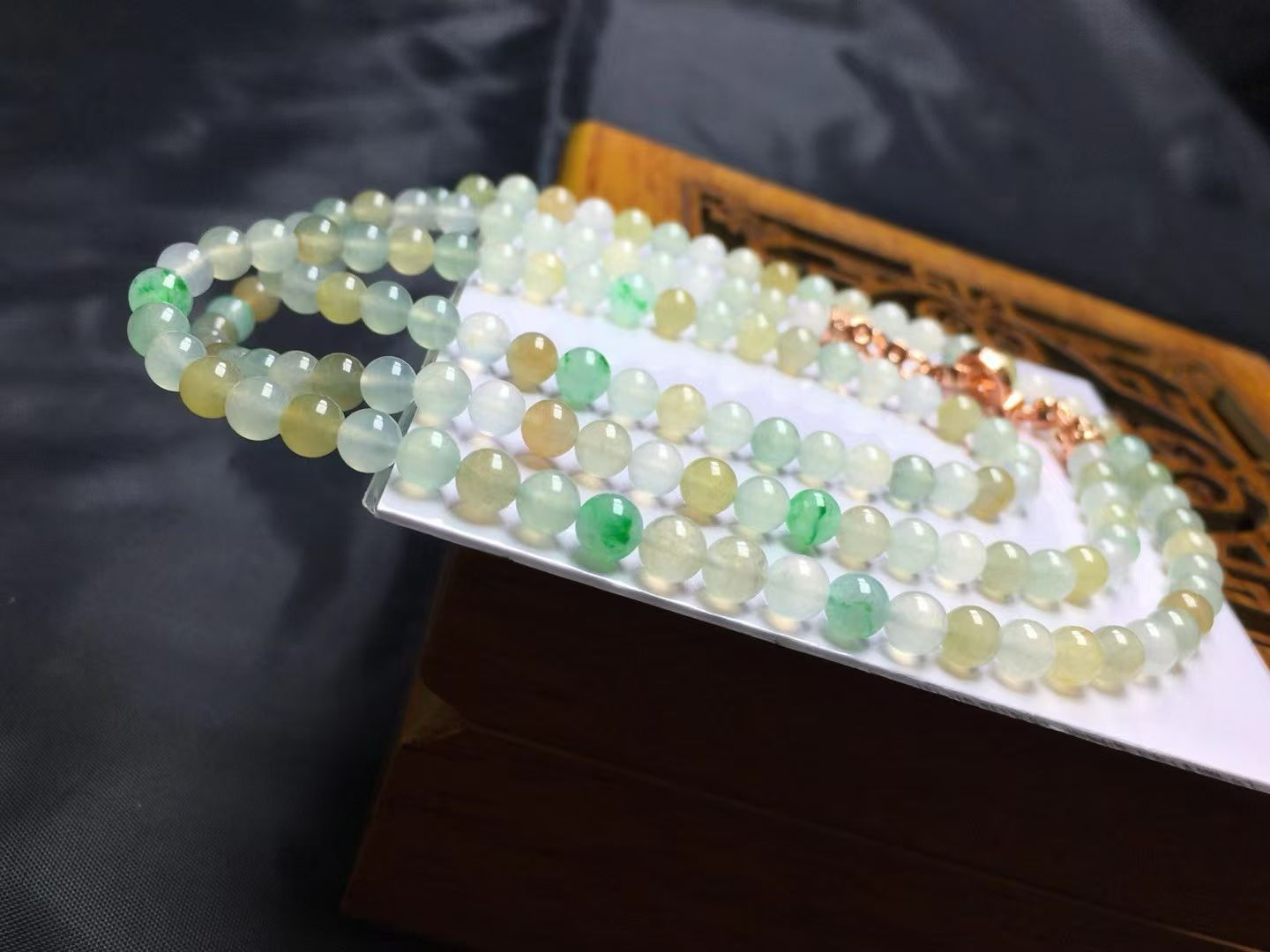 ️ 冰彩珠链，卡4.8～4.6mm，138颗，种好，玉质细腻，均匀，色彩清新，度极高，颗颗精选