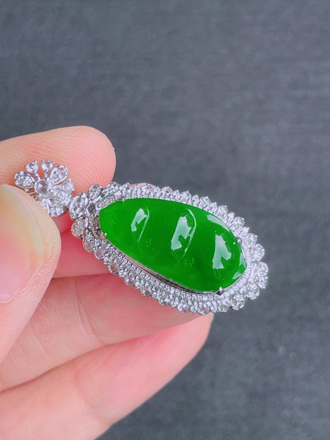 ️绿福豆吊坠，晶莹剔透，新颖时尚，无裂，22.5-12.5-3