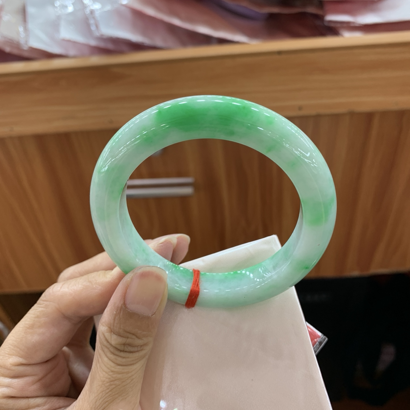 070144LJ 阳绿正圈翡翠手镯 55.7-11.6-10.7
