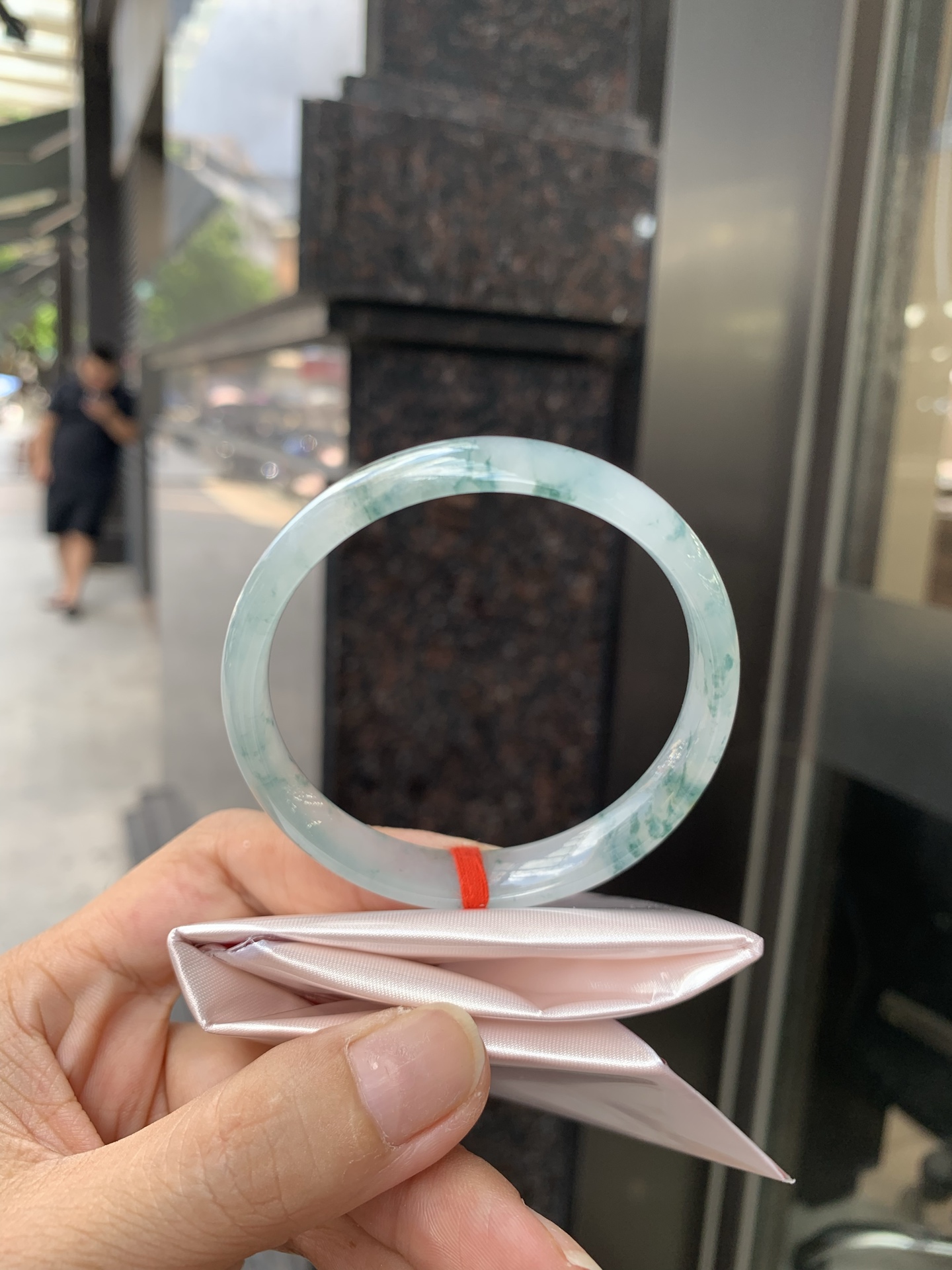 冰飘花正圈 55.5-5.2-10.7 0702-HN1124 打灯细纹，底妆冰透胶润，冰底中开出了朵朵兰花，飘花灵动飘逸，勾勒出一幅唯美诗意的山水意境画，古典优雅又秀气