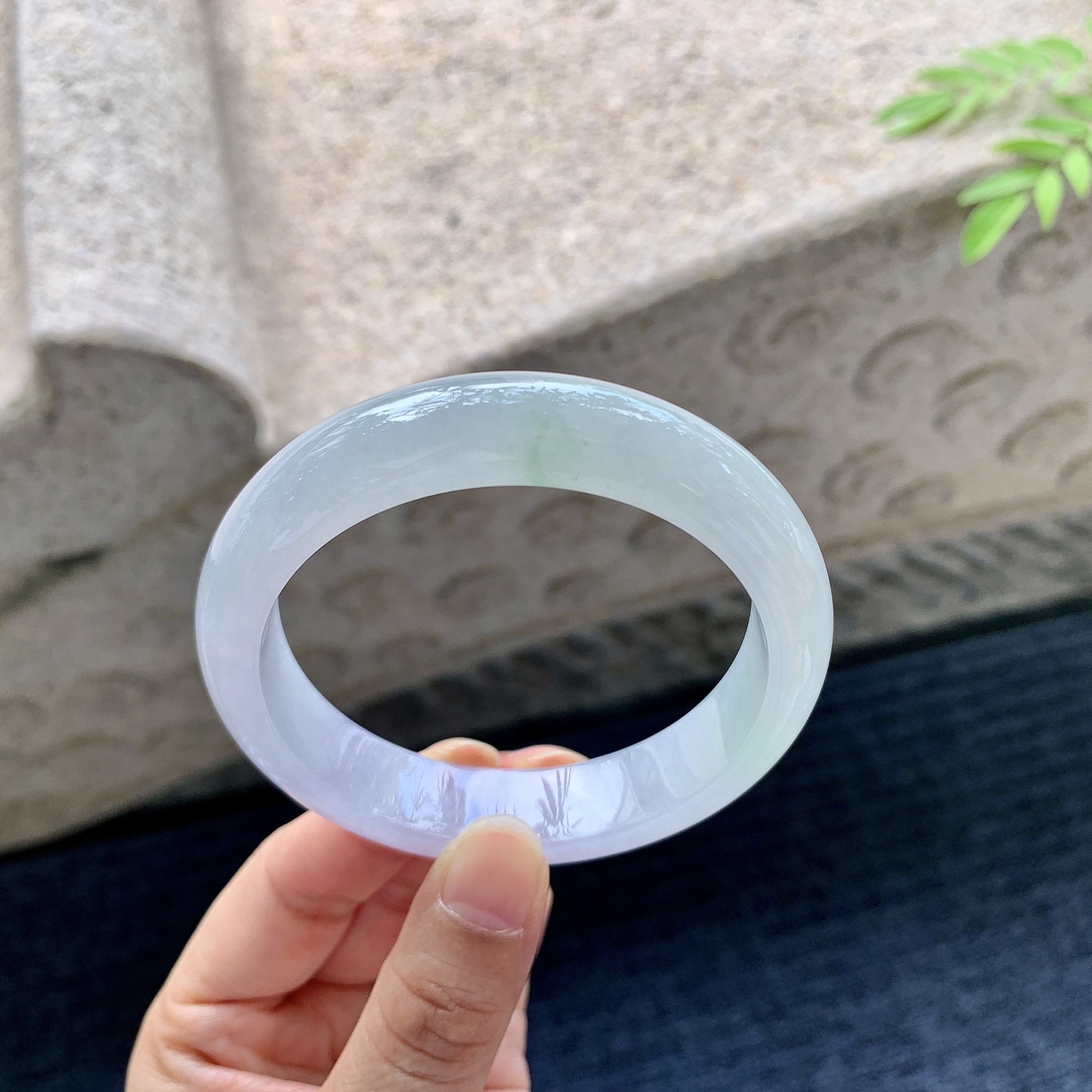 正圈55 56【圈口】56.8/13.3/8.2【编码】T1070302【描述】糯冰春彩，水润，种老，细腻，无裂
