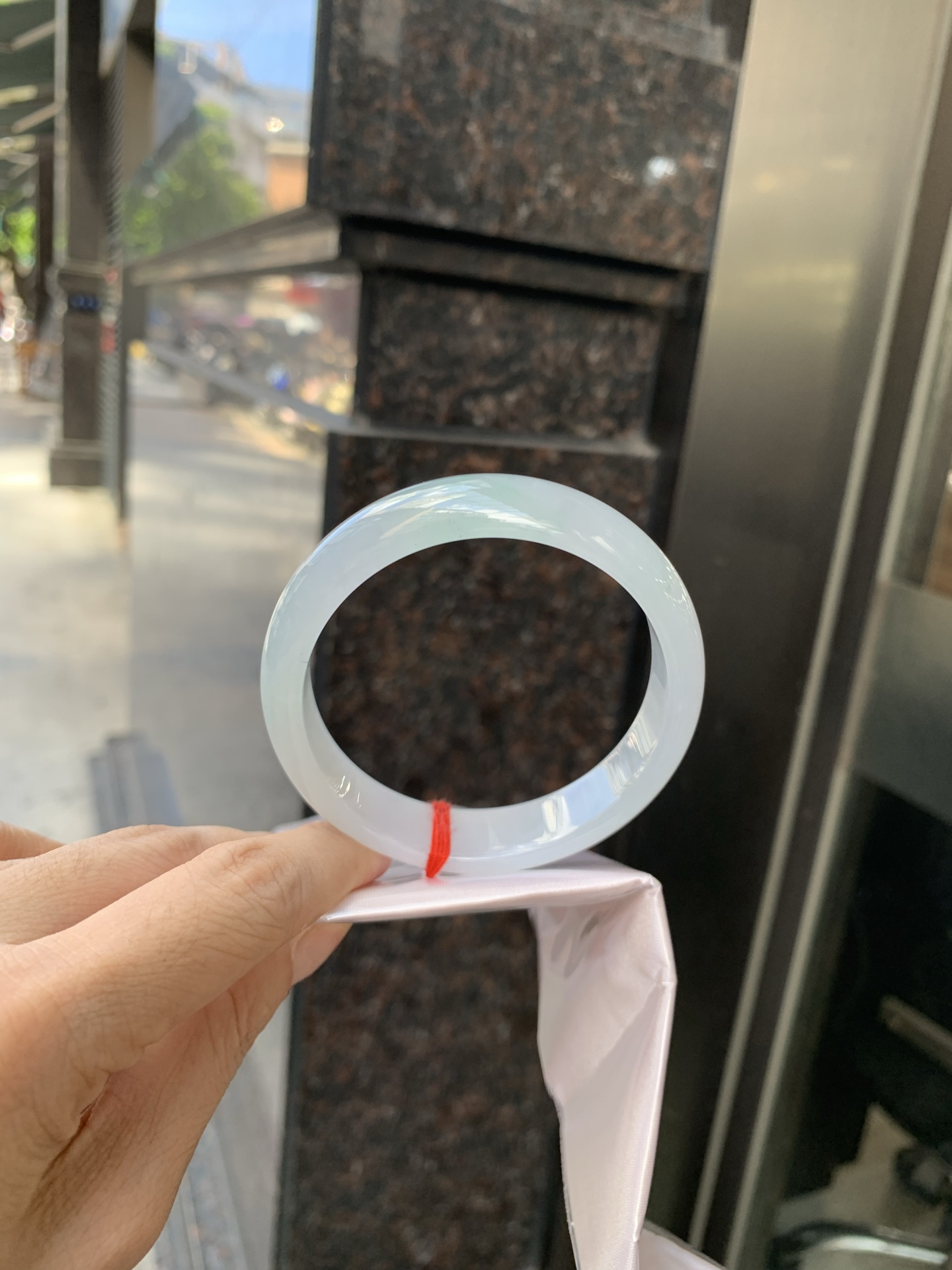 冰飘绿正圈 57.2-6.9-13.4 0702-SJ-129 打灯细纹，底妆冰润细腻，镯面几抹绿花点缀，春风十里不如腕间一抹绿，绿花如春日的嫩草，仙气缭绕，很有意境，古典优雅令人沉醉其中