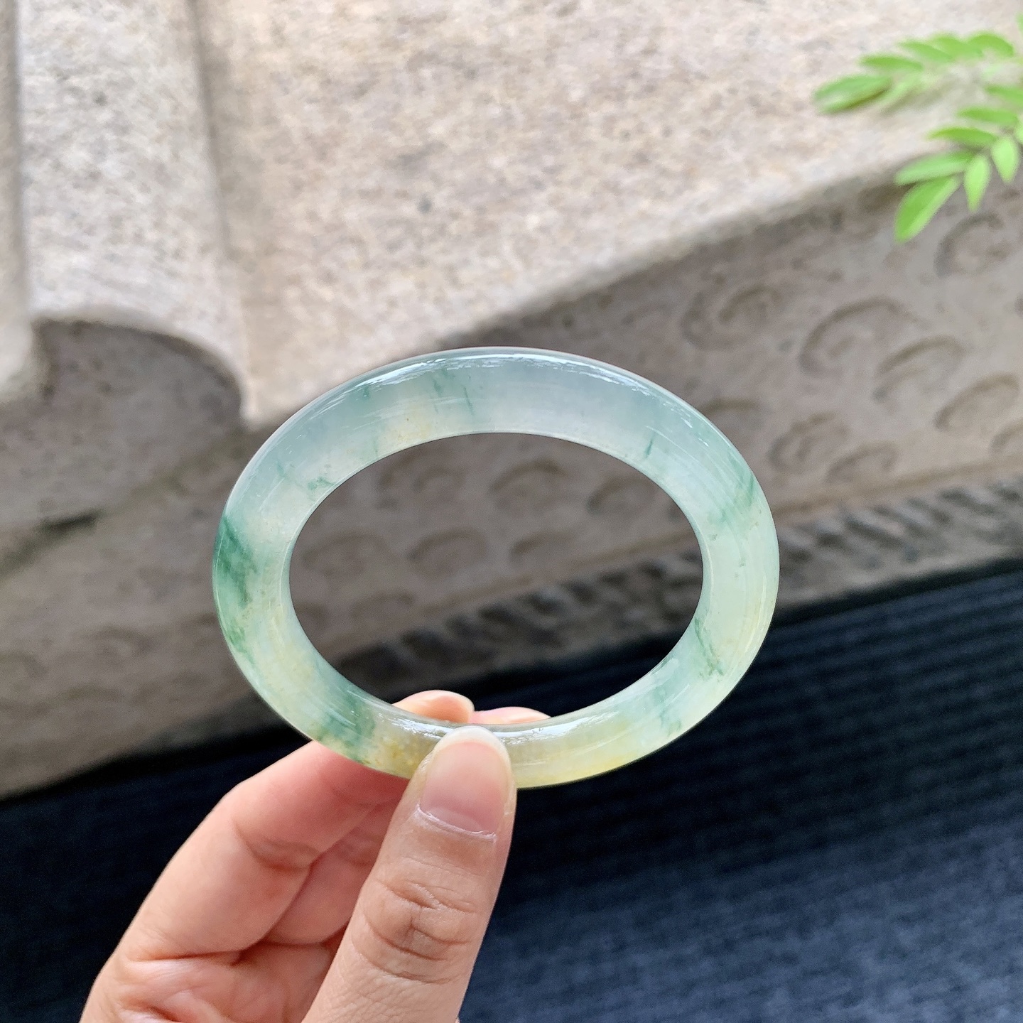 圆条52 53【圈口】53.2/8.6/9.2【编码】X070341【描述】糯冰黄翡，飘花，水润，种老，细腻，打灯有絮线