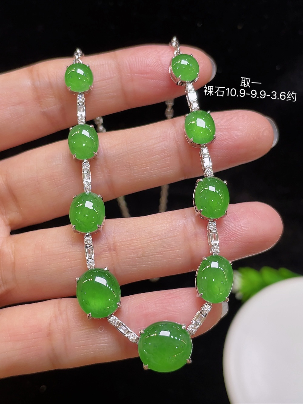 ️【高冰正阳绿，项链】大件饱满，通透水润，玉质细腻，翠色鲜艳，18k金奢华钻石镶嵌️，10.9-