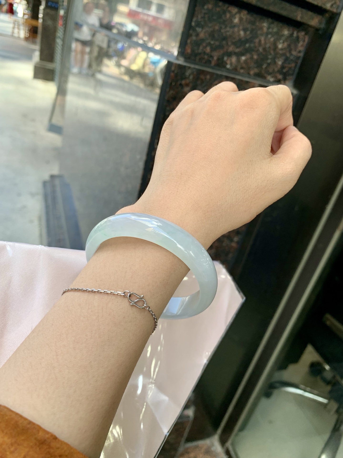 冰飘绿正圈 57.2-6.9-13.4 0702-SJ-129 打灯细纹，底妆冰润细腻，镯面几抹绿花点缀，春风十里不如腕间一抹绿，绿花如春日的嫩草，仙气缭绕，很有意境，古典优雅令人沉醉其中