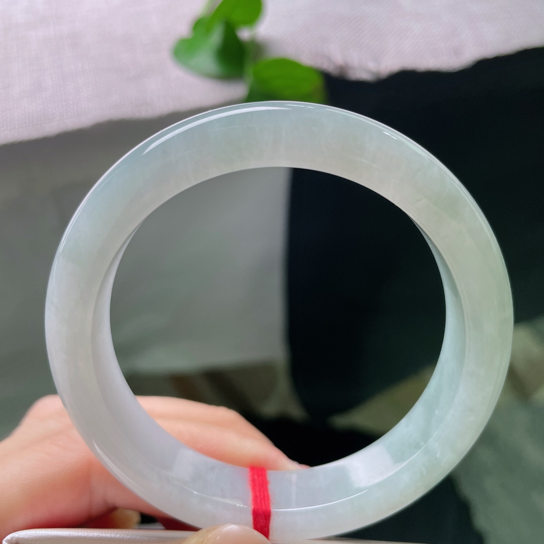 56.2/12.2/8.8，绿底正圈，无裂，种老水头足，玉质细腻匀润，胶感温润柔和，底色清透干净。s