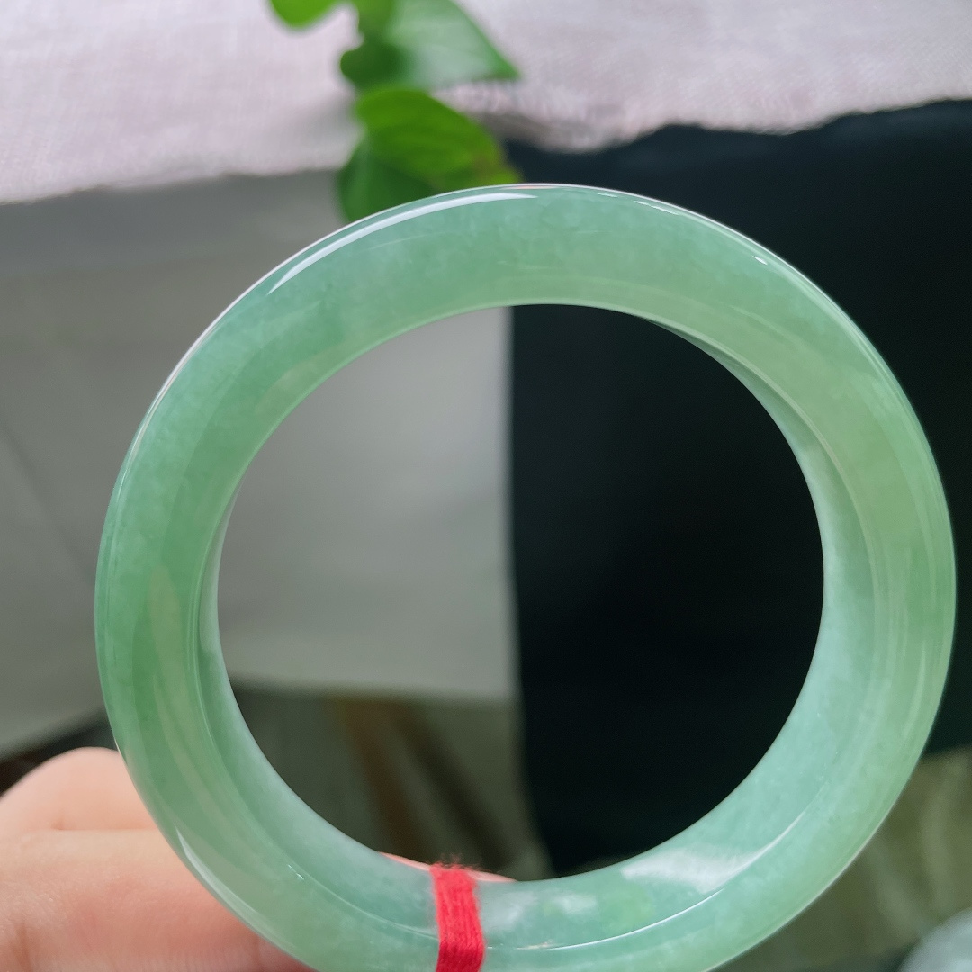 55/11.8/9.4，满绿正圈，翠色满裹镯身，玉质通透水润，细腻种质漾着温润水光，腕间一戴，便是清浅舒缓的东方温柔。无裂，-ss55040a