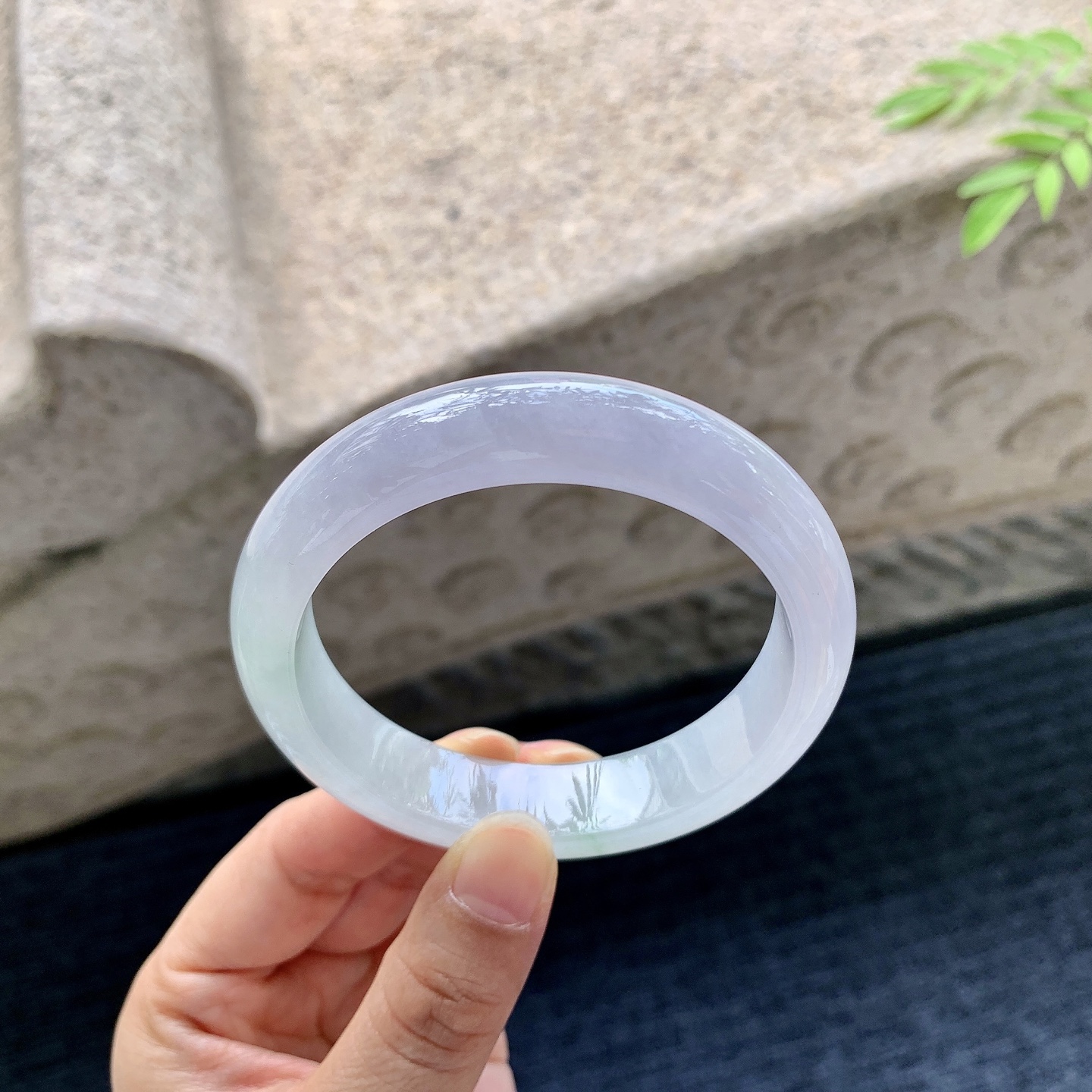 正圈55 56【圈口】56.8/13.3/8.2【编码】T1070302【描述】糯冰春彩，水润，种老，细腻，无裂