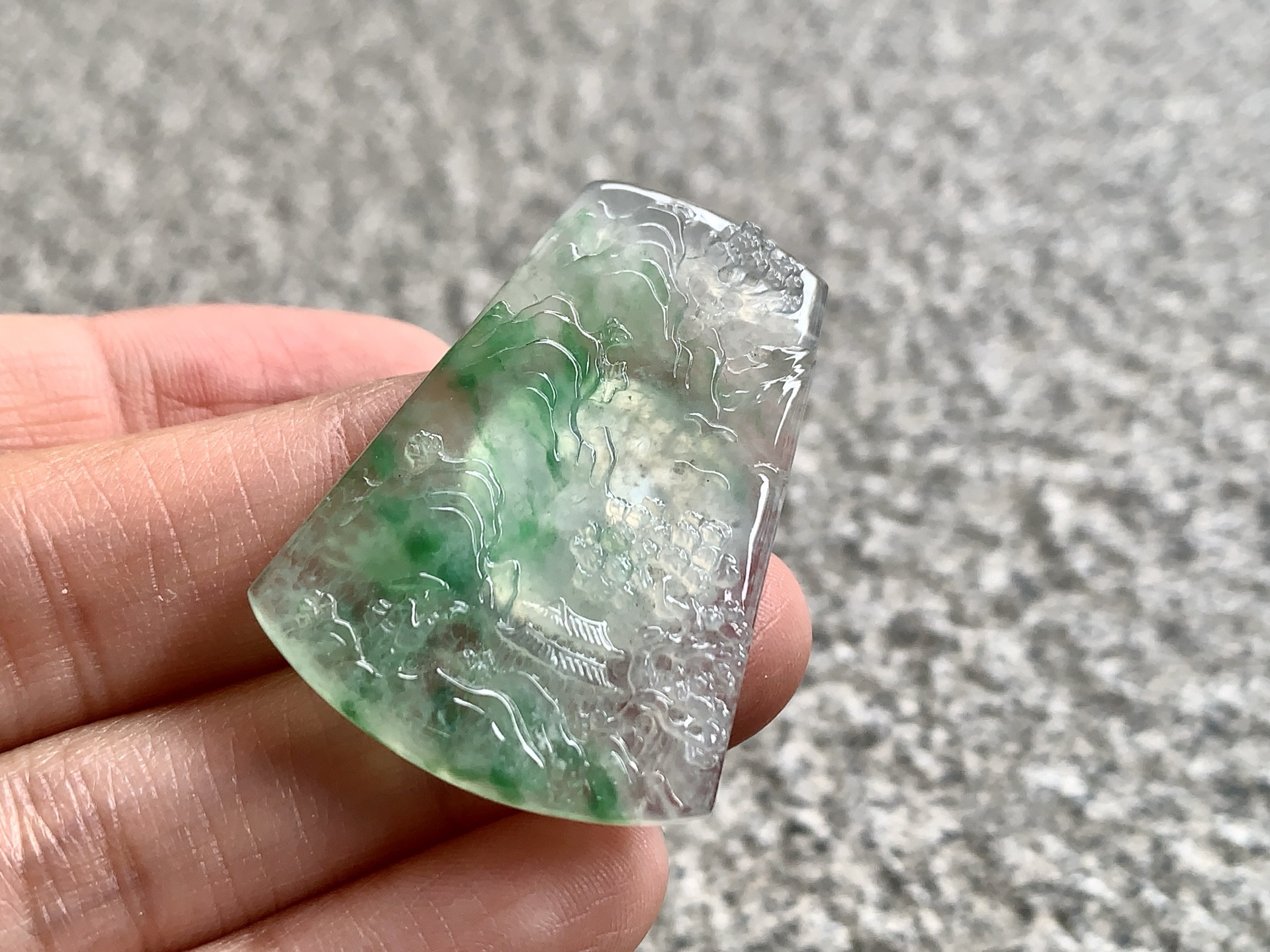 飘绿彩山水牌 尺寸：38.9×28×3.5