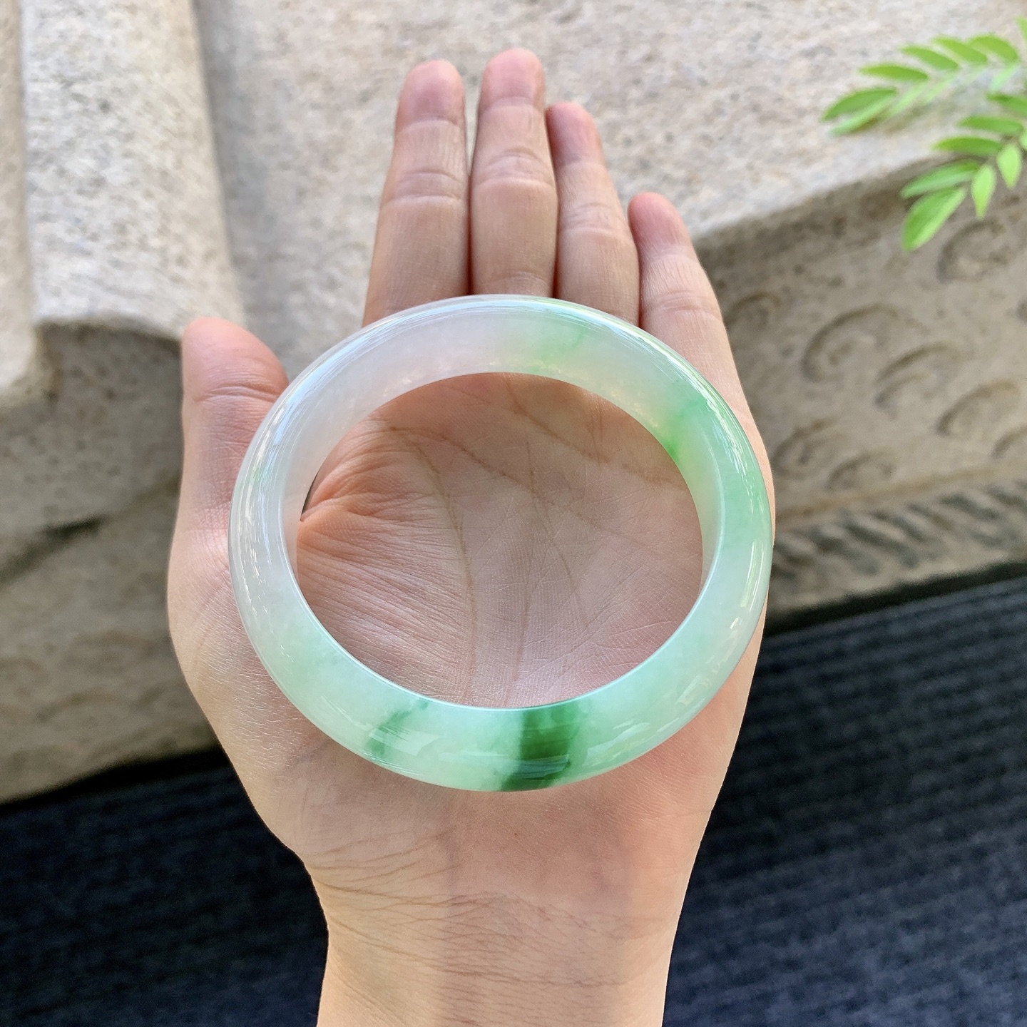正圈57 58【编码】AN070336细糯飘绿，水润，种老，细腻，打灯有棉线