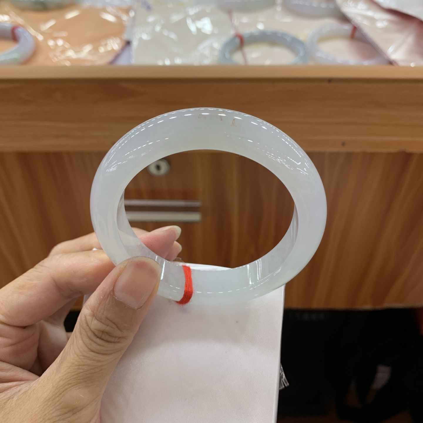 070115MMJ 冰底色飘黄正圈翡翠手镯 56-13-9.3