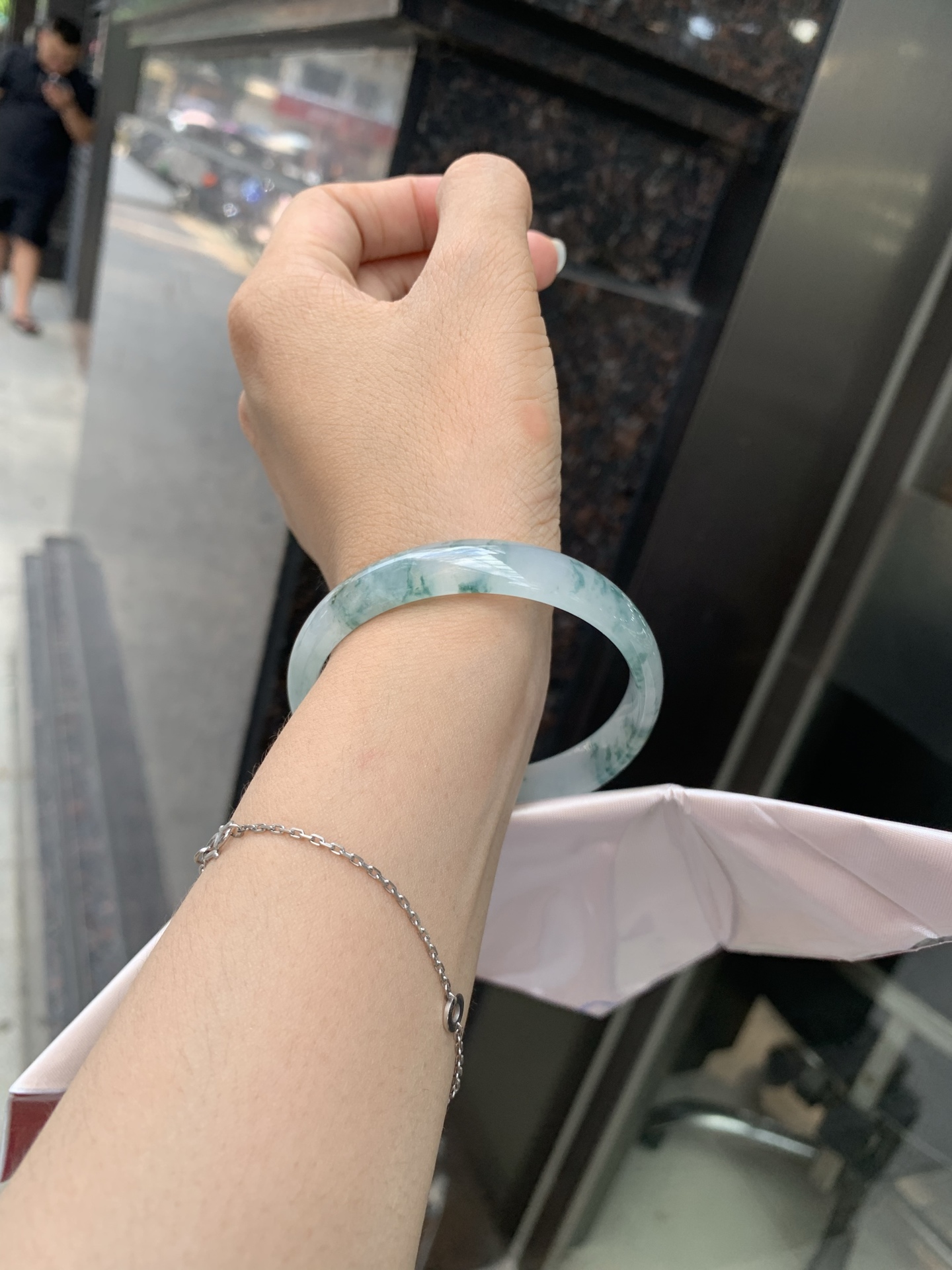 冰飘花正圈 55.5-5.2-10.7 0702-HN1124 打灯细纹，底妆冰透胶润，冰底中开出了朵朵兰花，飘花灵动飘逸，勾勒出一幅唯美诗意的山水意境画，古典优雅又秀气