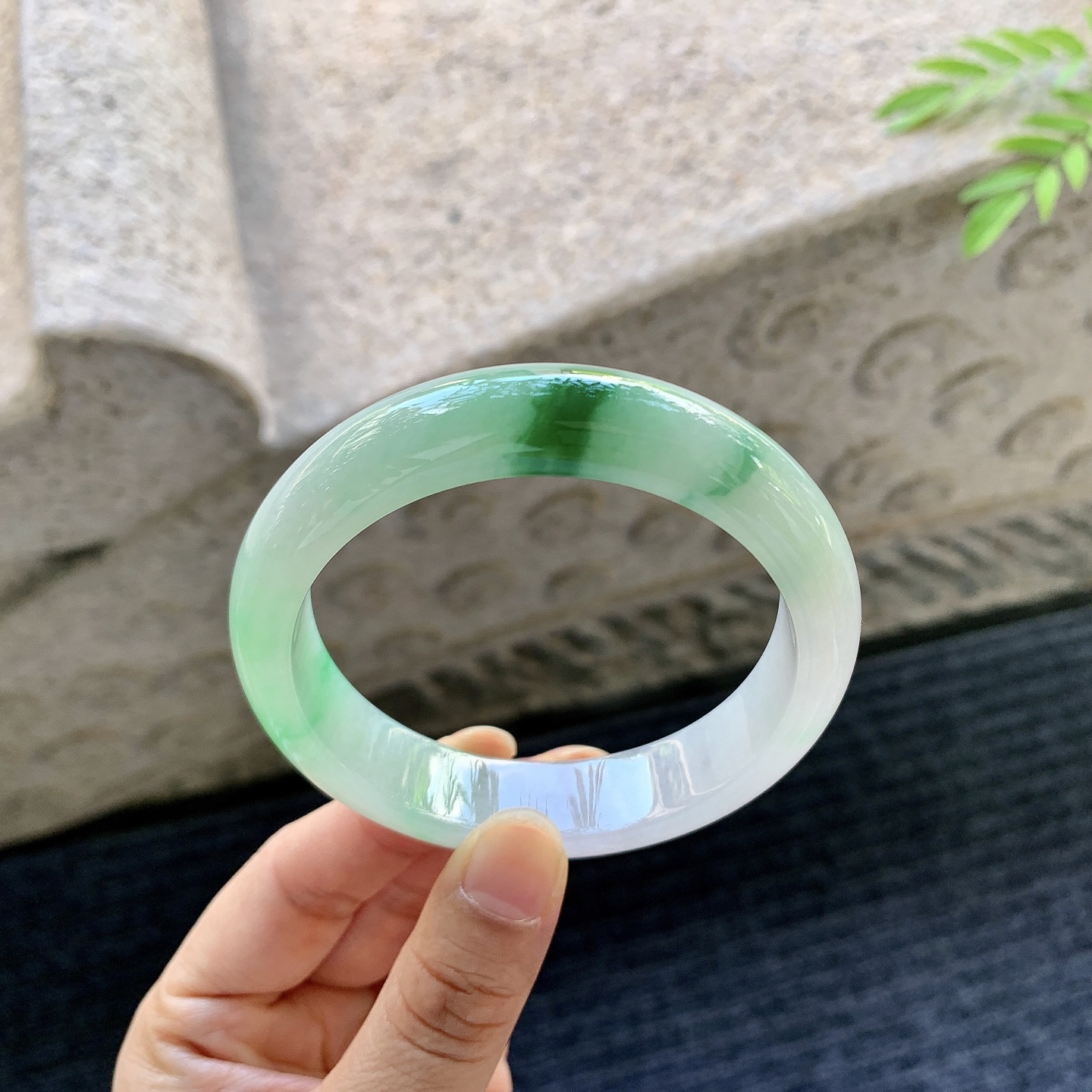 正圈57 58【编码】AN070336细糯飘绿，水润，种老，细腻，打灯有棉线