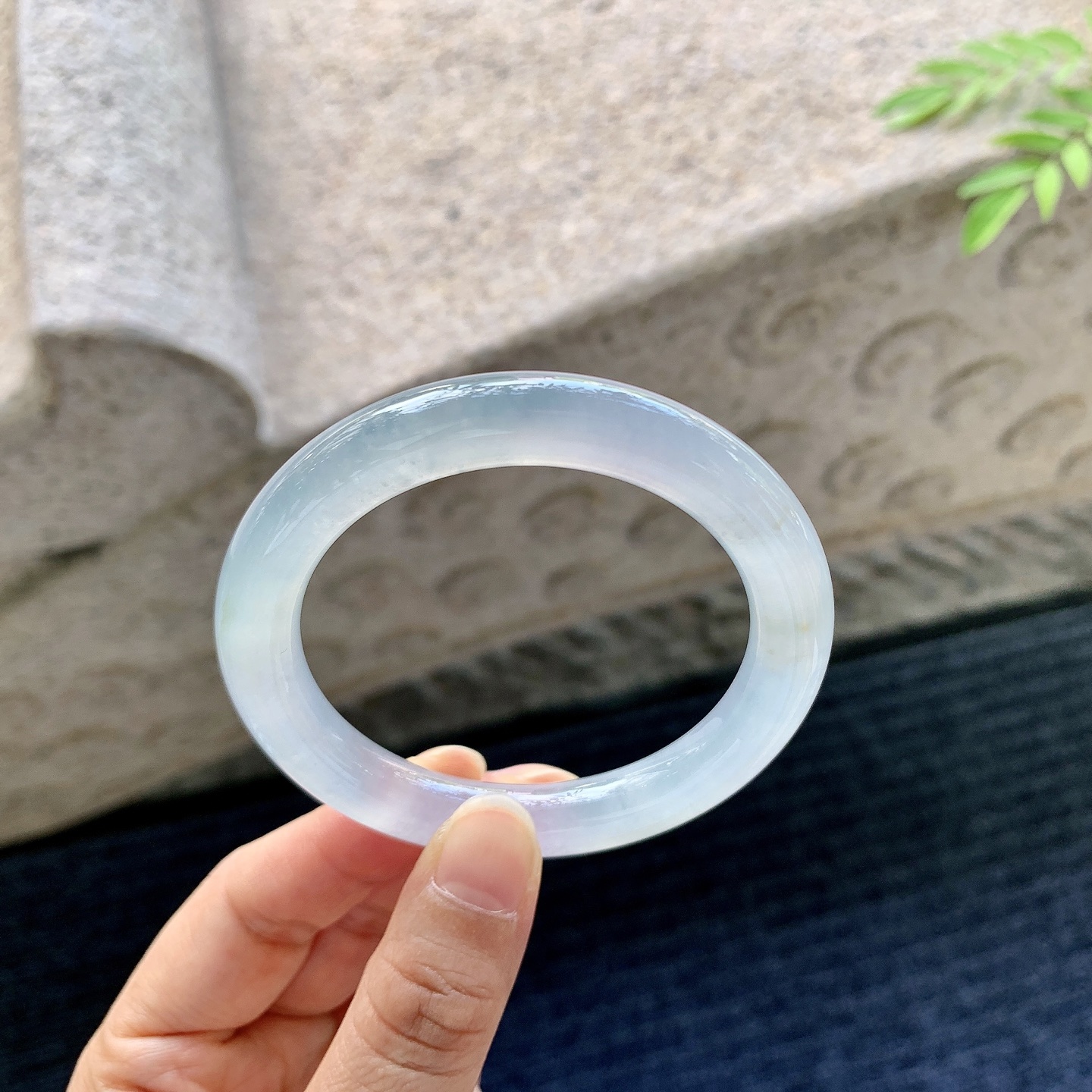 圆条51 52【圈口】52.3/9/9.2【编码】G7070338【描述】冰糯底色，水润，种老，细腻，打灯有絮线