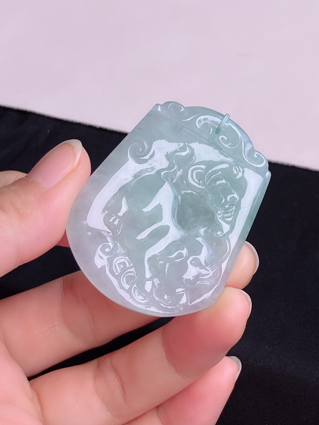 底色生肖猪牌，晶莹剔透，尺寸51/41/5.6/自然光实拍