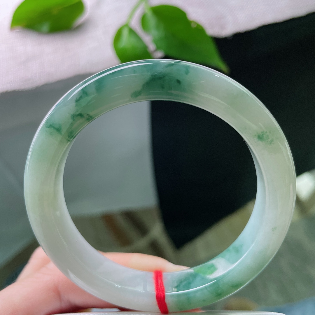 飘花正圈，种老水足，花色灵动，上手温柔显贵，通勤约会都撑场面。有纹，ss53639a