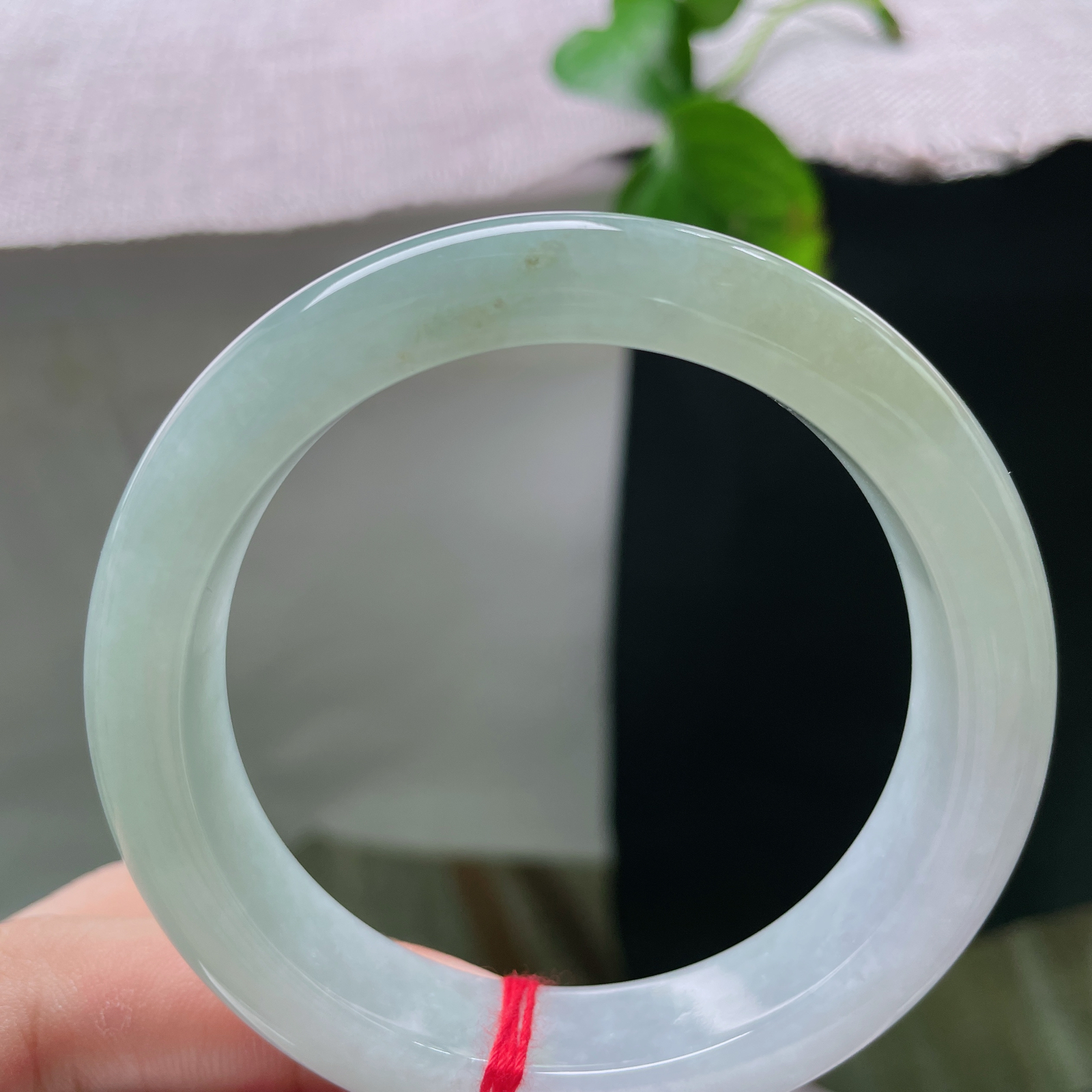 54.7/12.3/9，淡绿底正圈，玉质细腻温润，仅侧边带一丝浅黄翡点缀，素净柔和的质感低调耐看，显温婉恬静的气质。完美！ss55330a