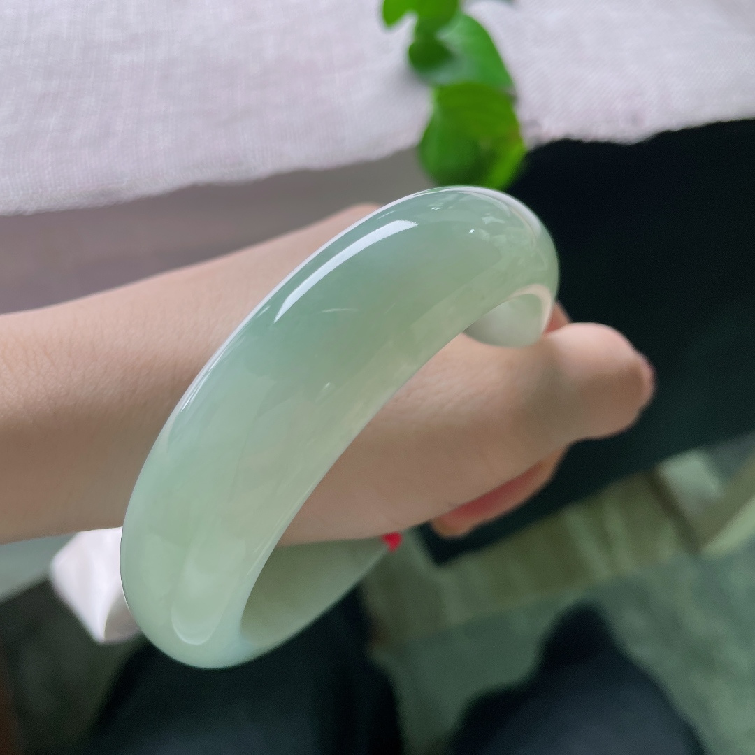 64.6/18.8/9.3，绿底正圈，大圈口，端庄大气上档次，宽版轮胎镯，无裂，55426a