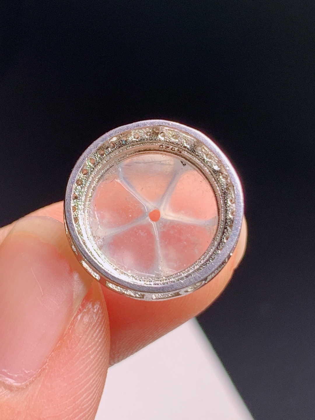 小花吊坠，冰透起光胶感十足，满钻围镶精致秀气