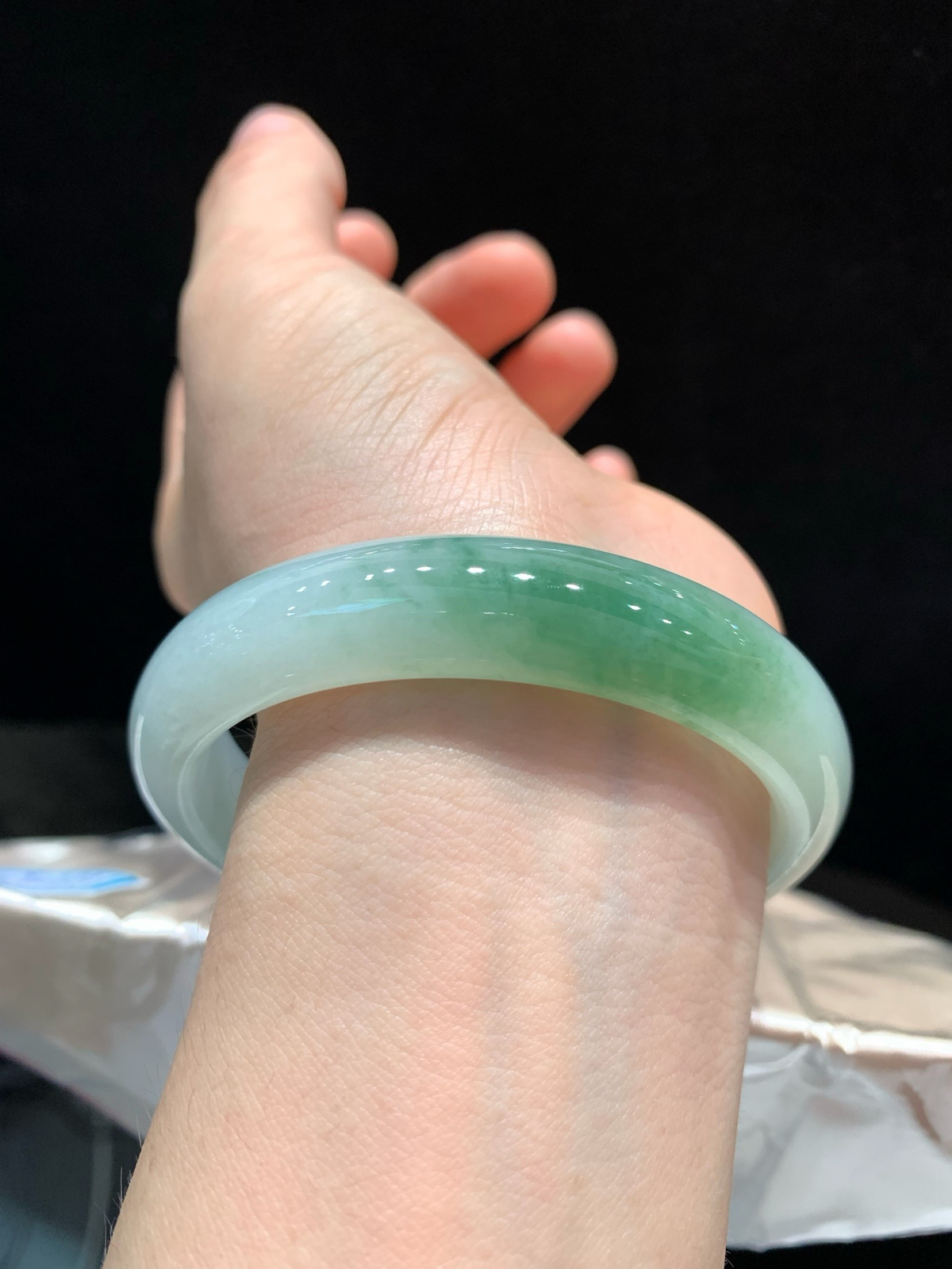 尺寸59.8/13.2/7.9，细糯手镯
水润细腻 清新甜美