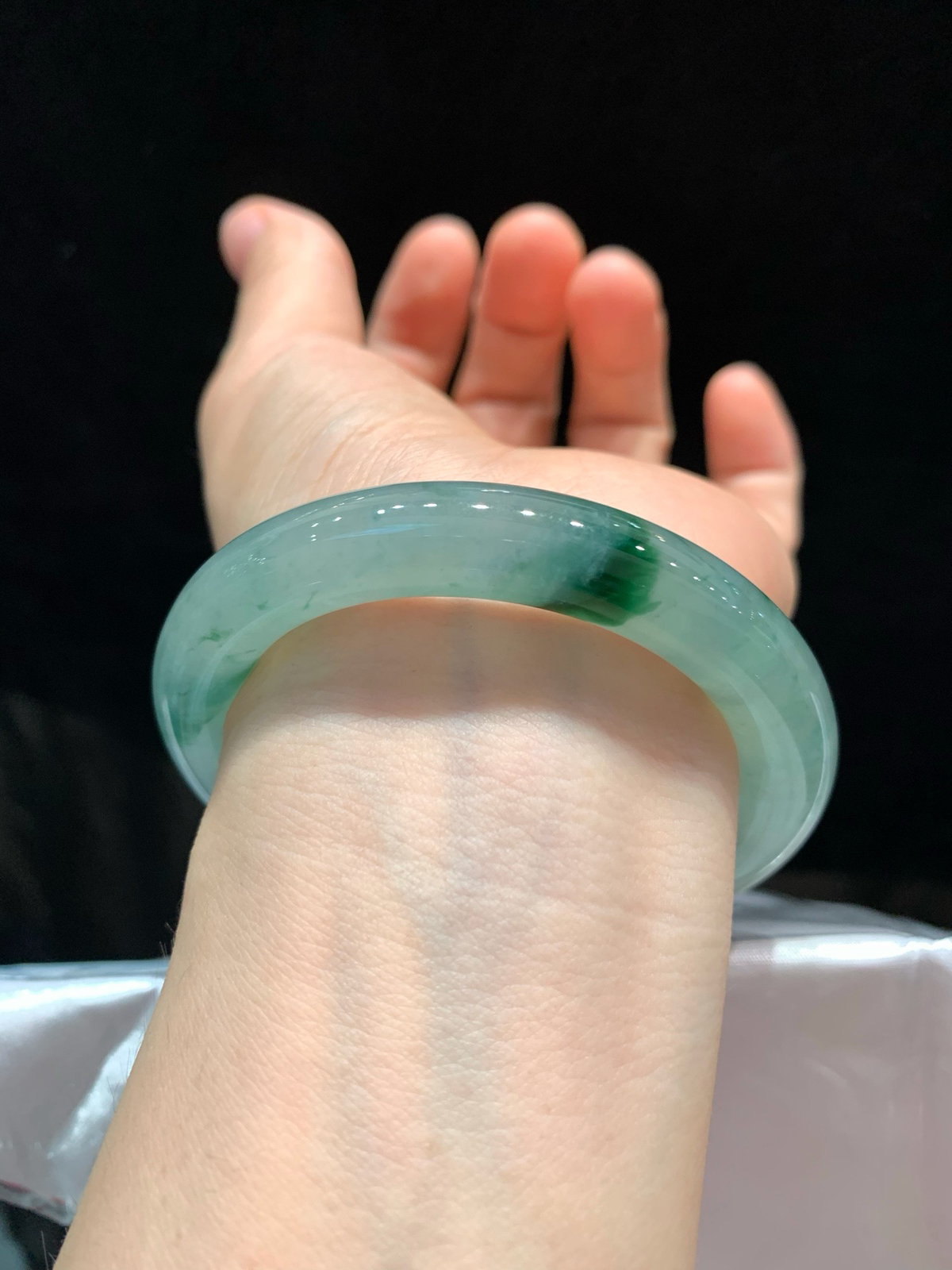 尺寸53.3/9.9，冰种飘花圆条手镯
冰透水润 清新甜美