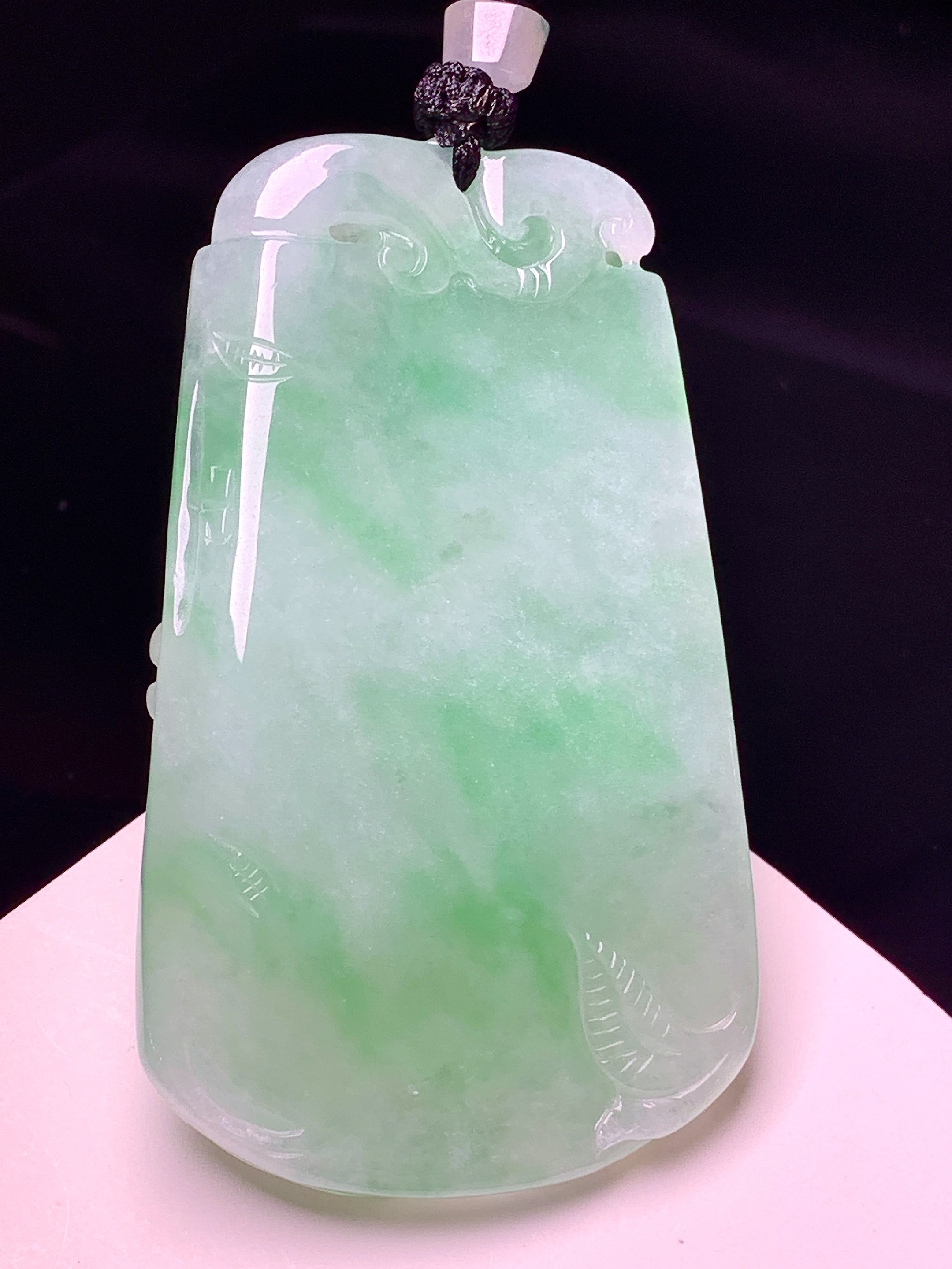 飘绿花开富贵牌吊坠 玉质细腻 色泽艳丽清新 整体尺寸59.2*34.5*7 a5
