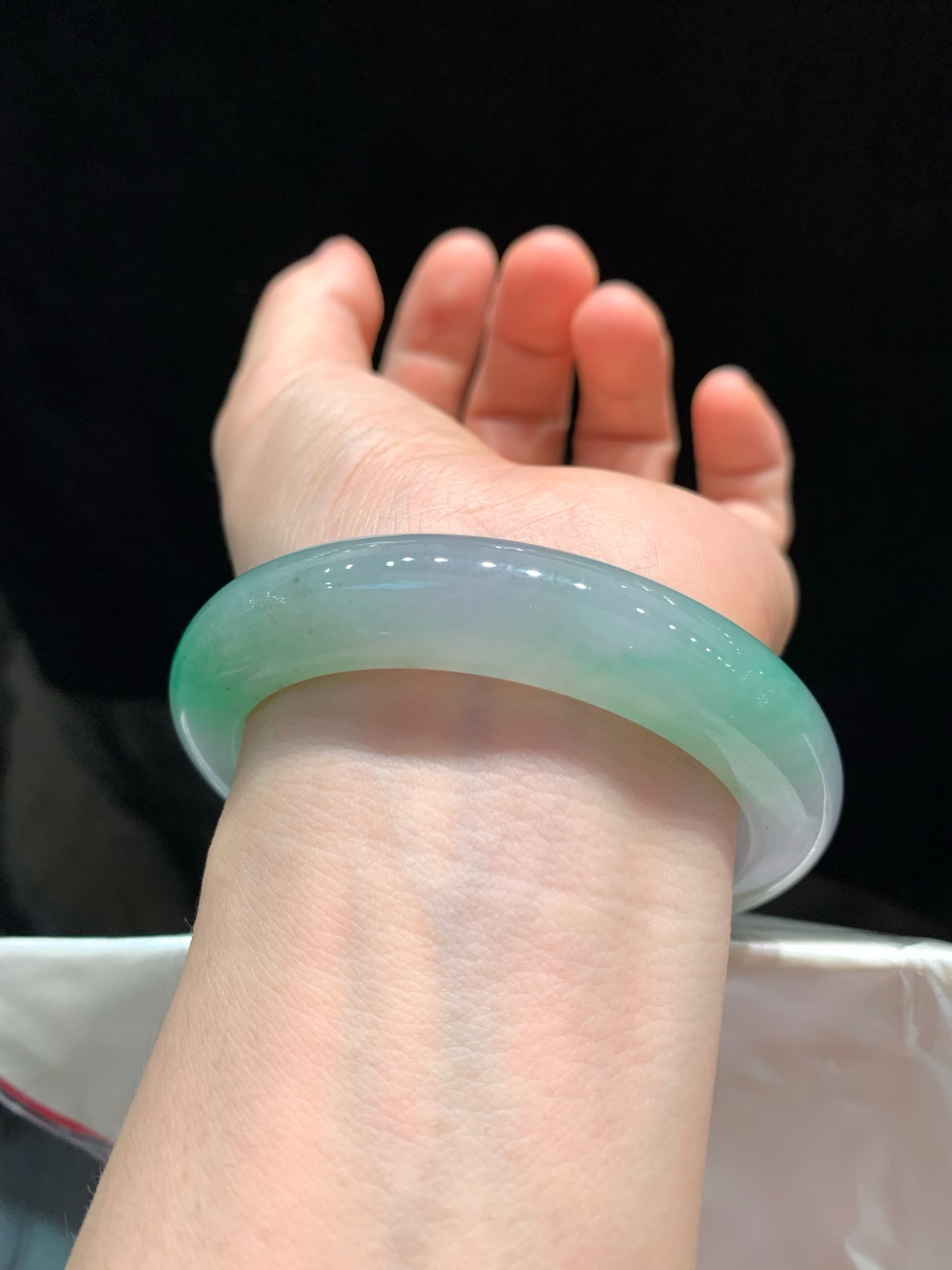 尺寸57/11.8/9.5 带色手镯
水润细腻 清新甜美