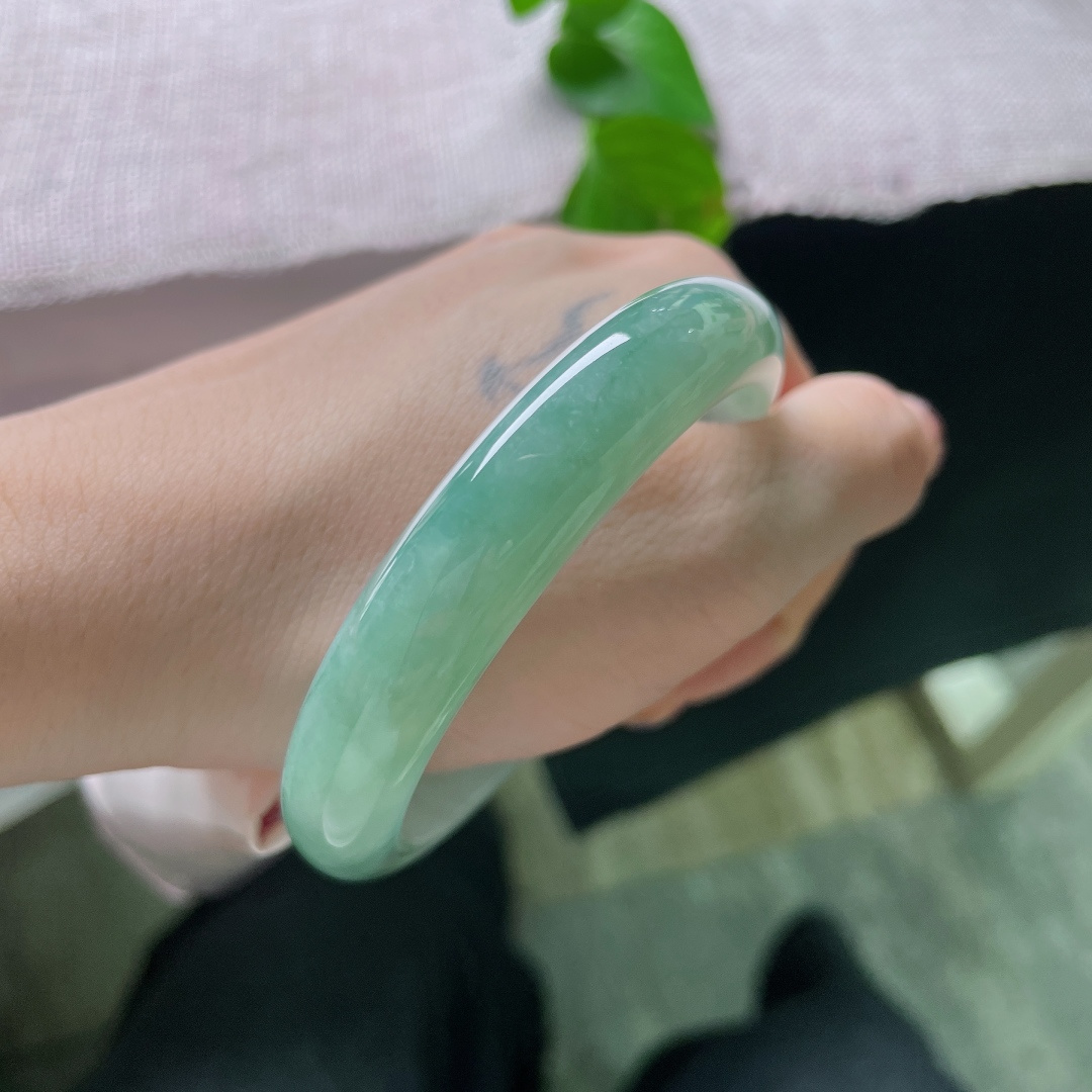 56.1/11.9/8.3，绿底正圈。无裂，玉镯晕开深浅两重青，似远山衔薄雾，静水揽幽林，清雅悠远。ss54383a。