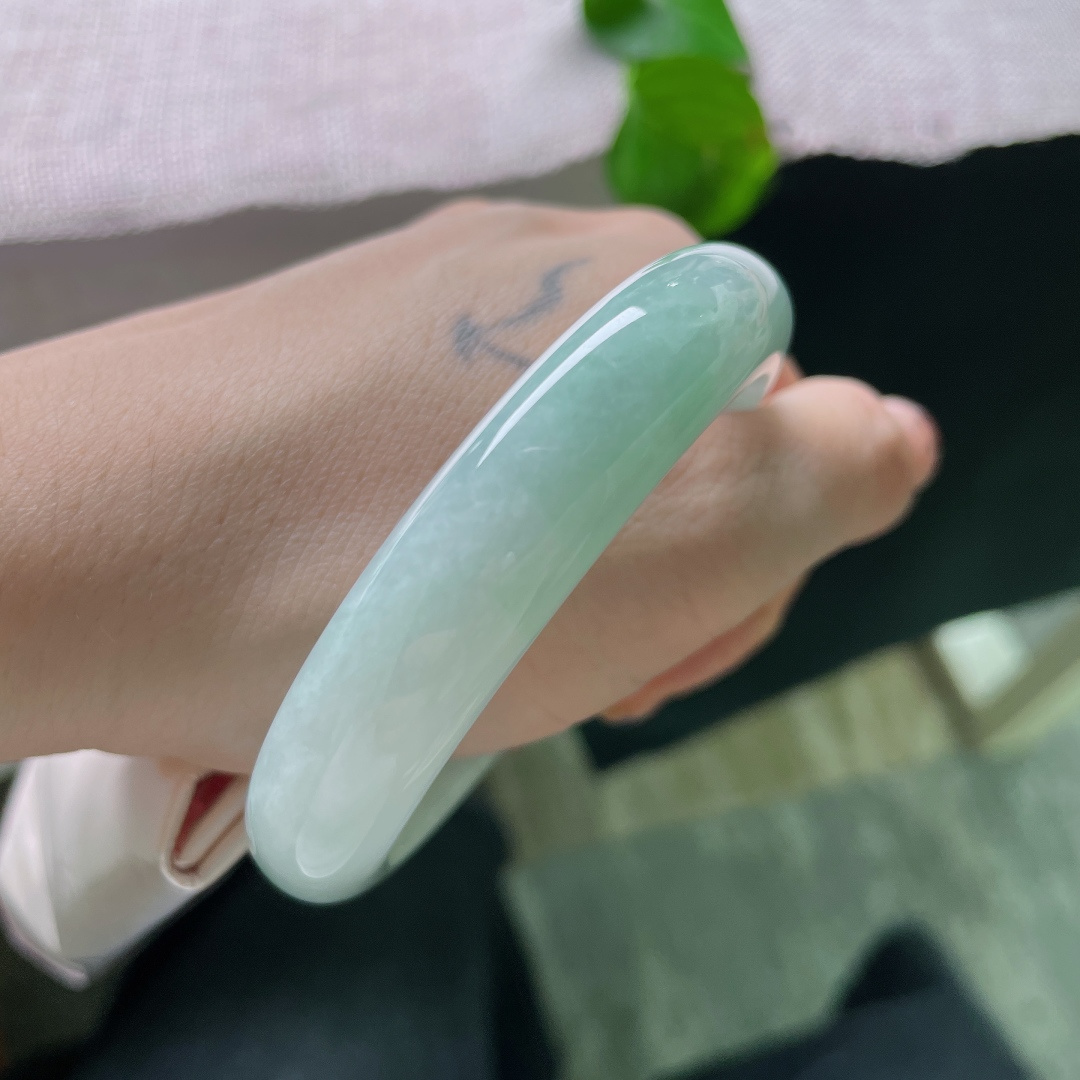 56.3/12.8/8.8，晴底正圈。内纹，淡湖水底色翡翠圆镯，种水细腻温润简约百搭。ss54824a