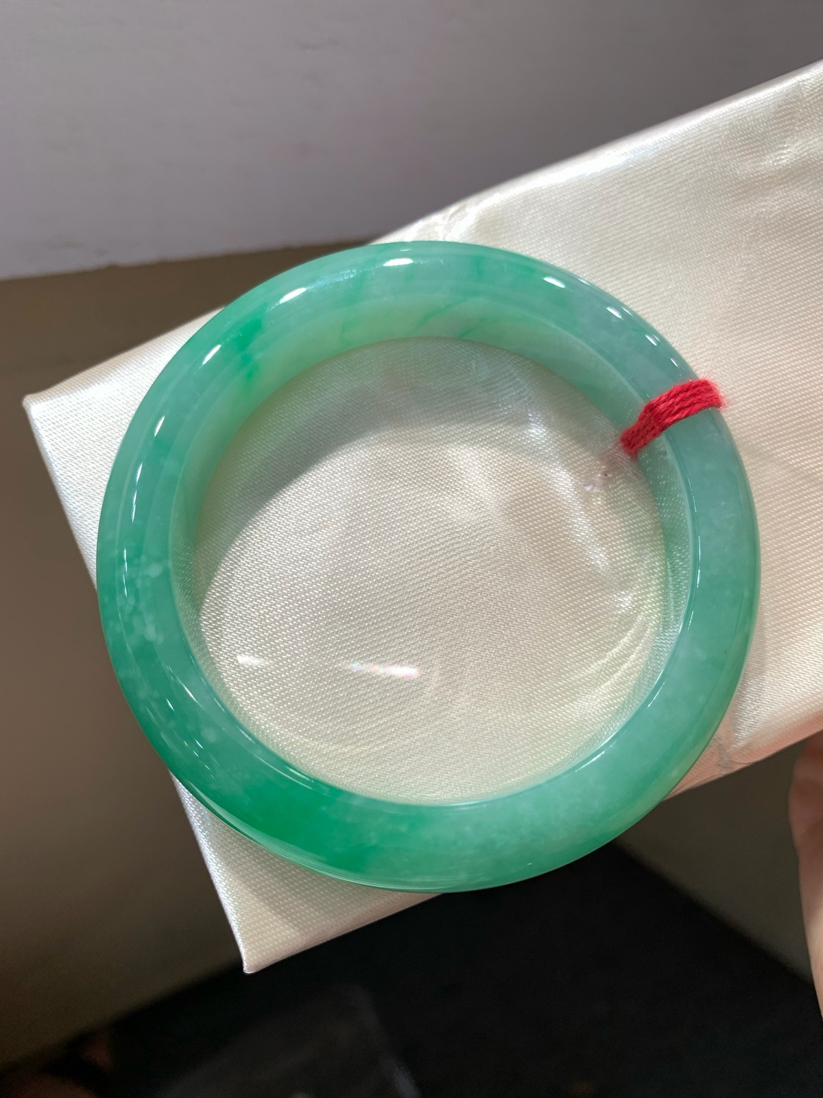 尺寸56.4/12.6/9.3，带色手镯
水润细腻 有种有色
