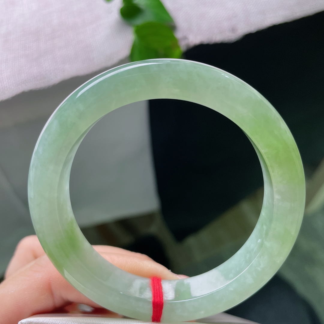55.3/12.1/9.5，浅绿色正圈，晶体纹，浅翠如玉间藏新芽嫩色，温润鲜活盛满春日生机。ss54974a