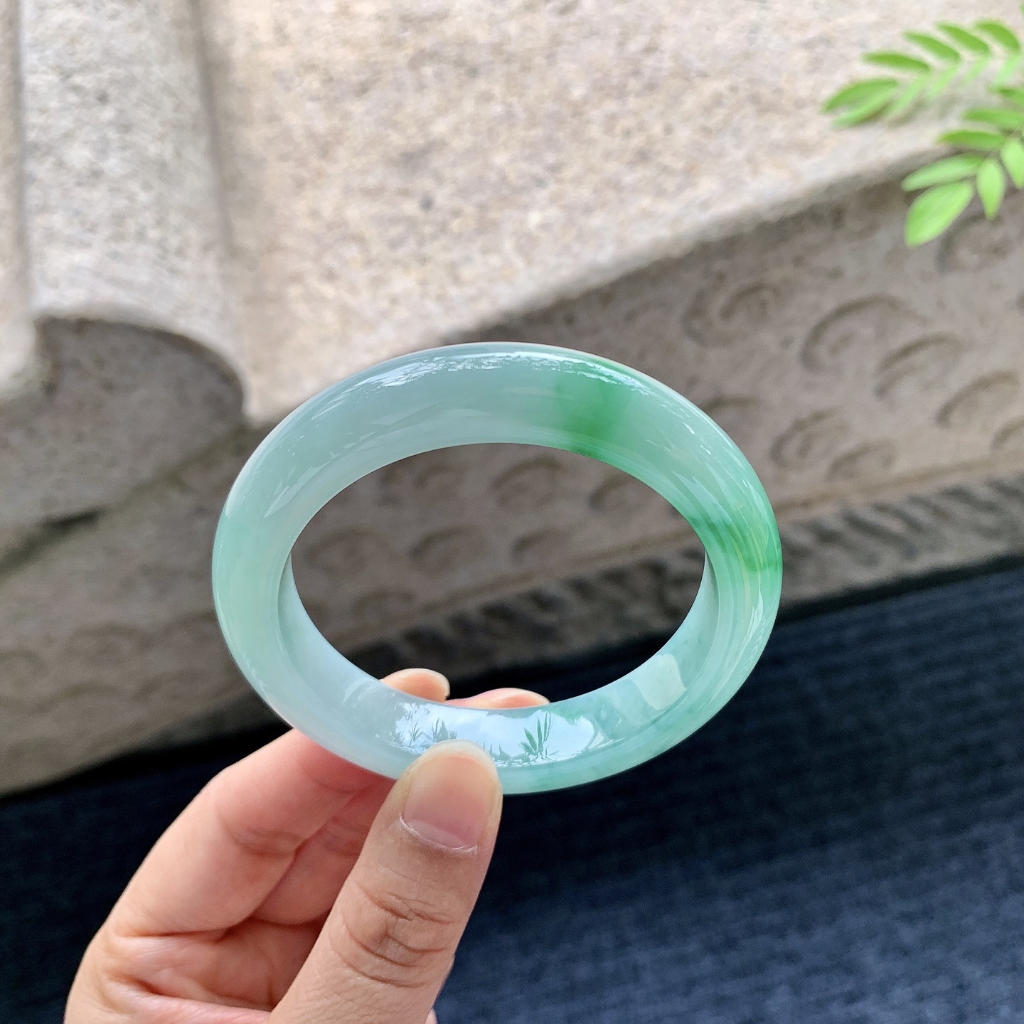 正圈52 53【圈口】53.6/12/9【编码】A1061504【描述】细糯飘绿，水润，种老，细腻，打灯有棉线