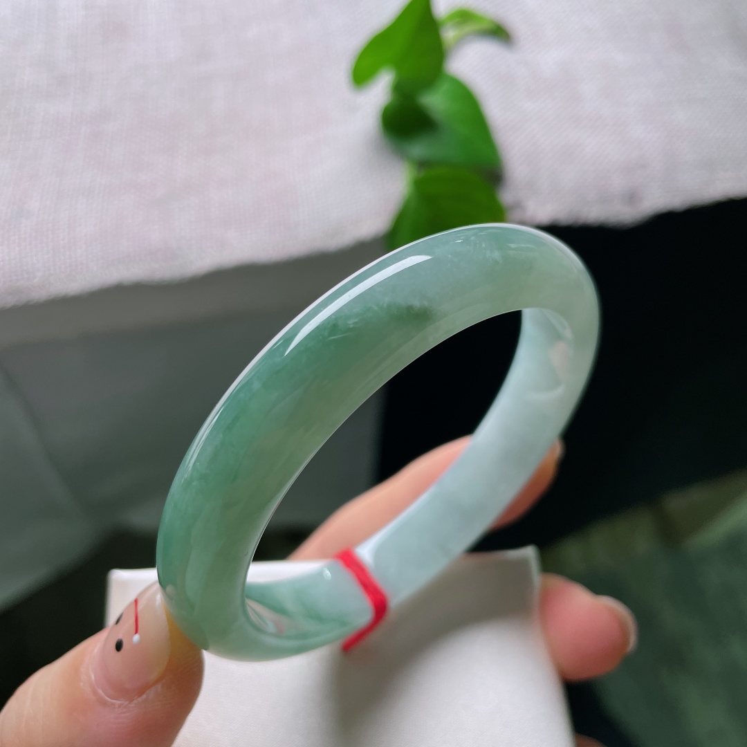 56.1/11.9/8.3，绿底正圈。无裂，玉镯晕开深浅两重青，似远山衔薄雾，静水揽幽林，清雅悠远。ss54383a。
